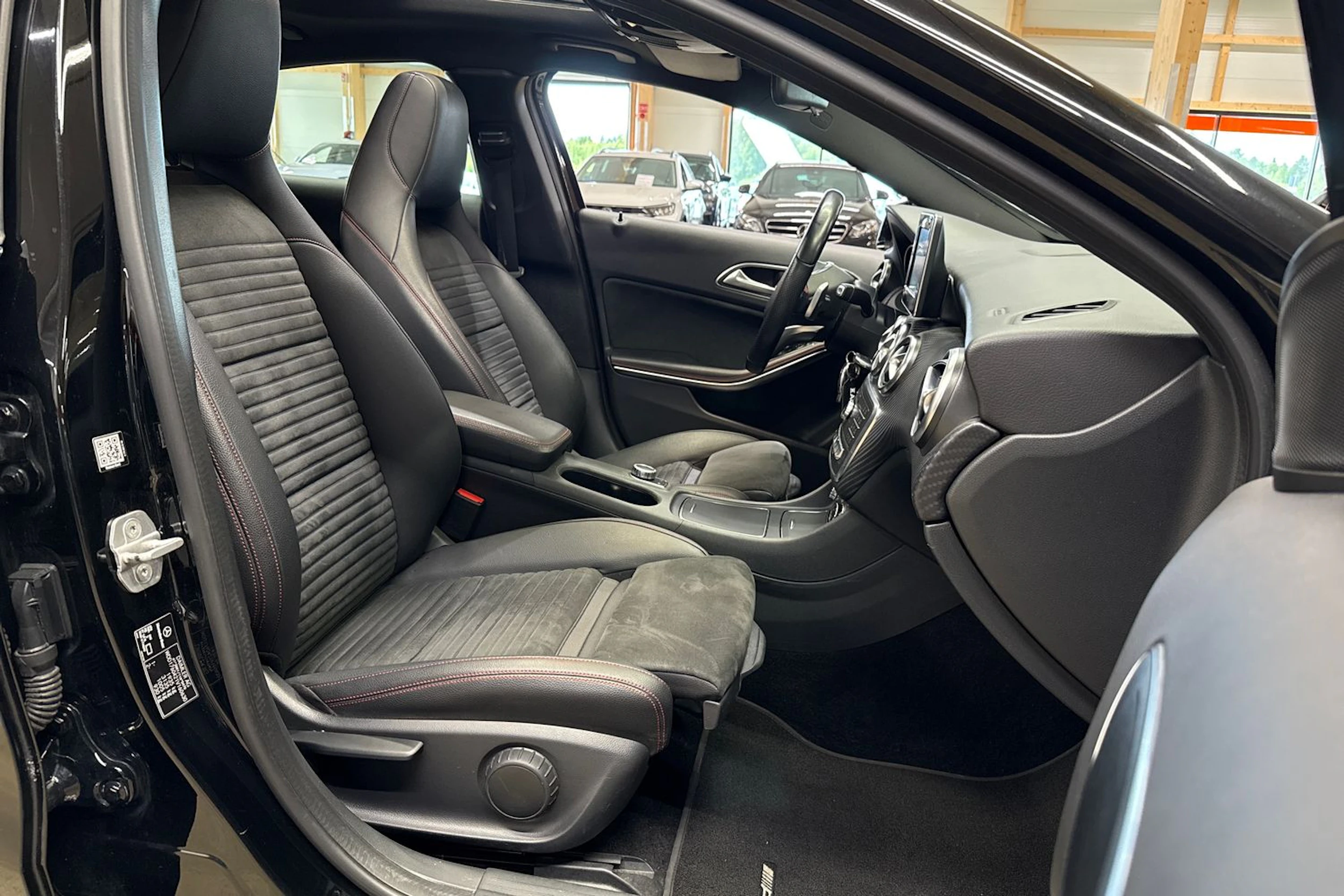 musta Mercedes-Benz A 2016 kuva 12.