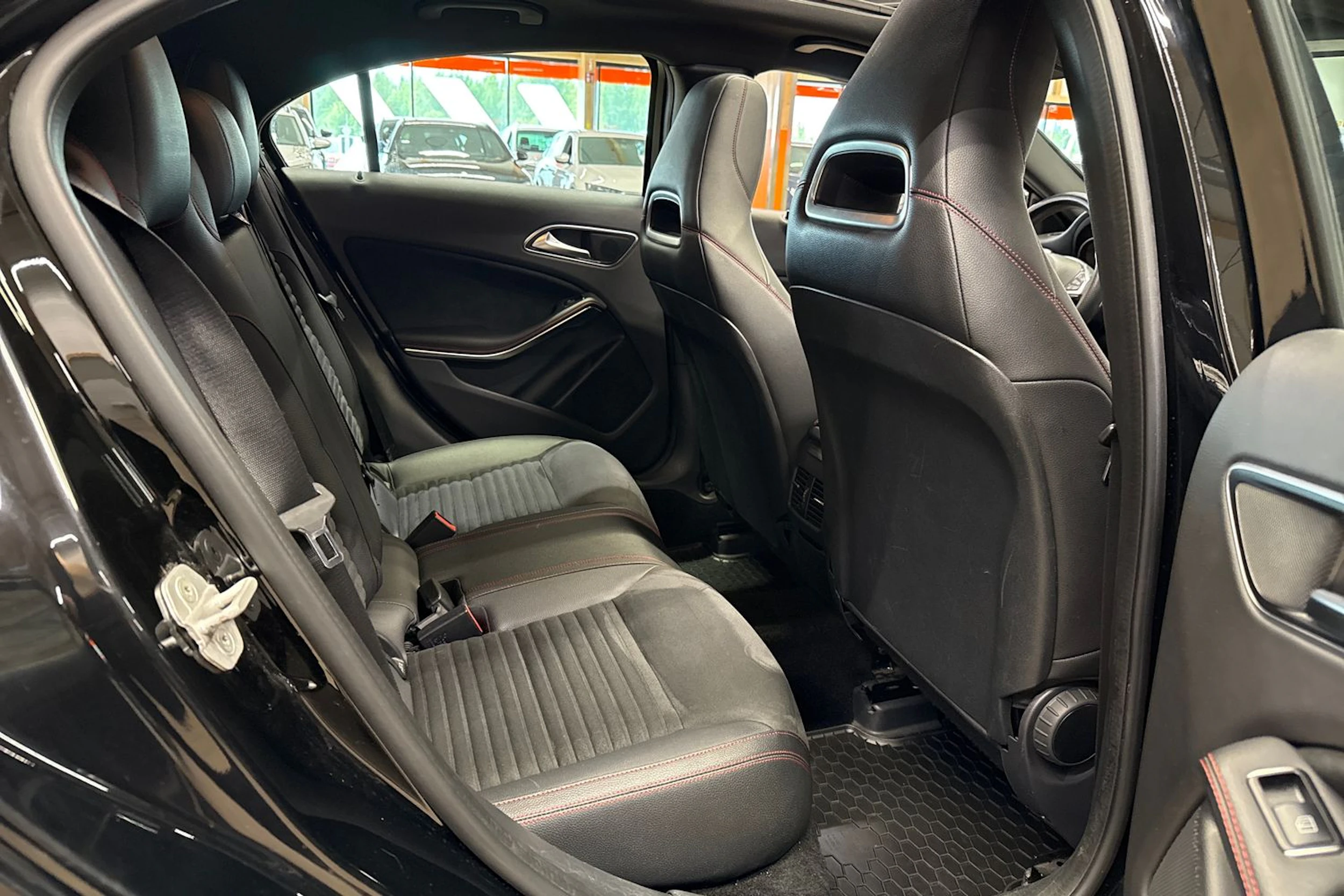 musta Mercedes-Benz A 2016 kuva 13.