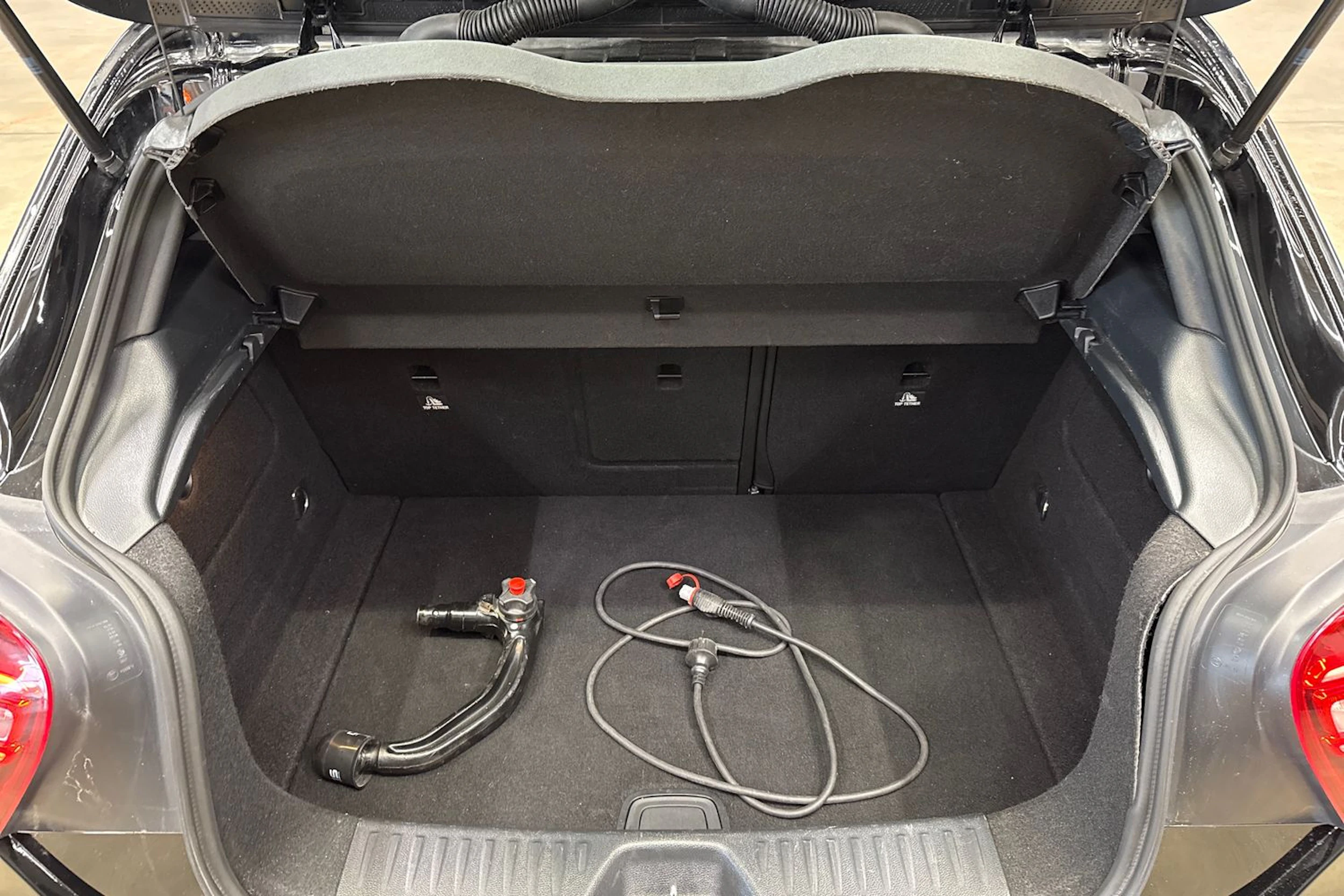 musta Mercedes-Benz A 2016 kuva 26.