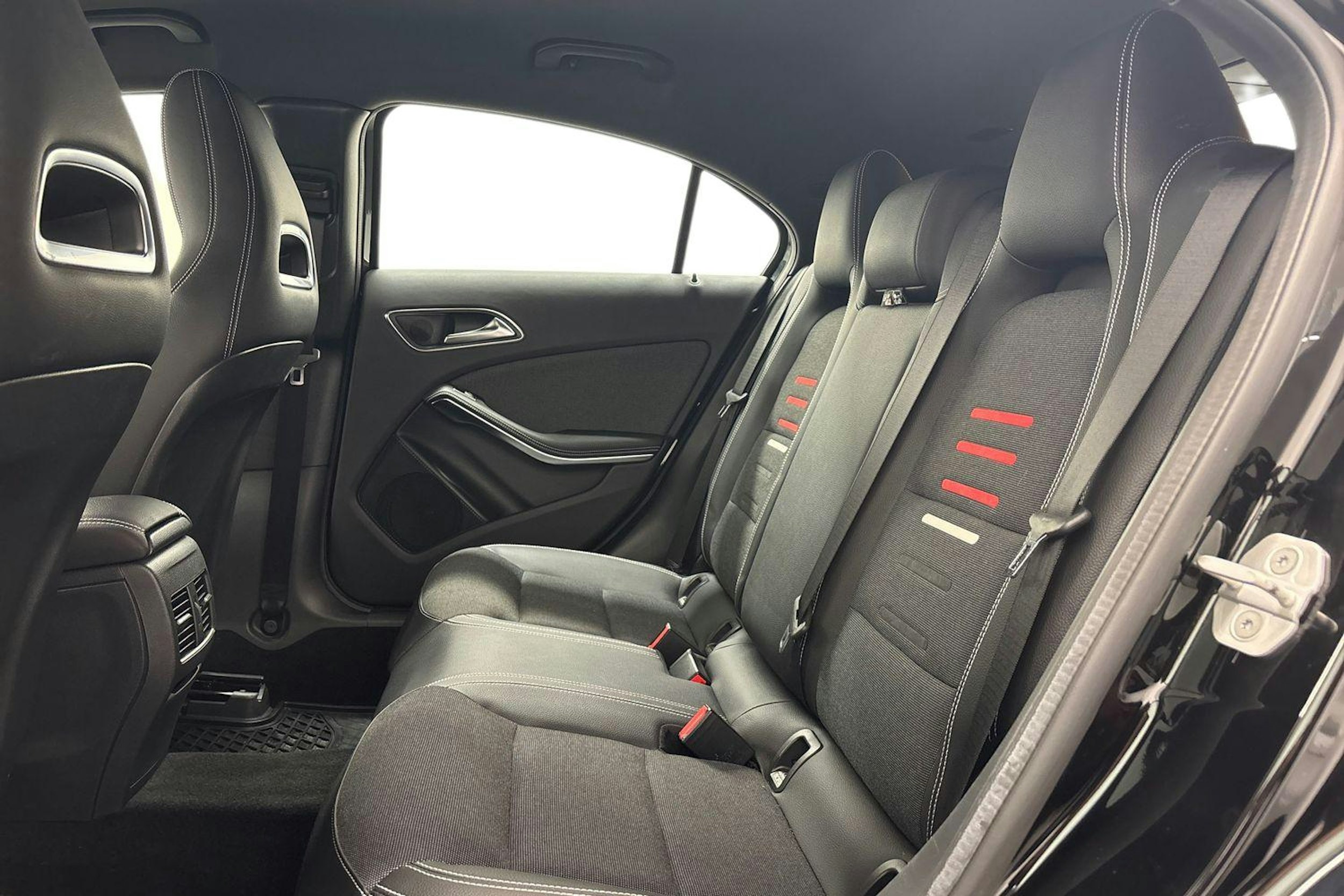 musta Mercedes-Benz A 2017 kuva 10.