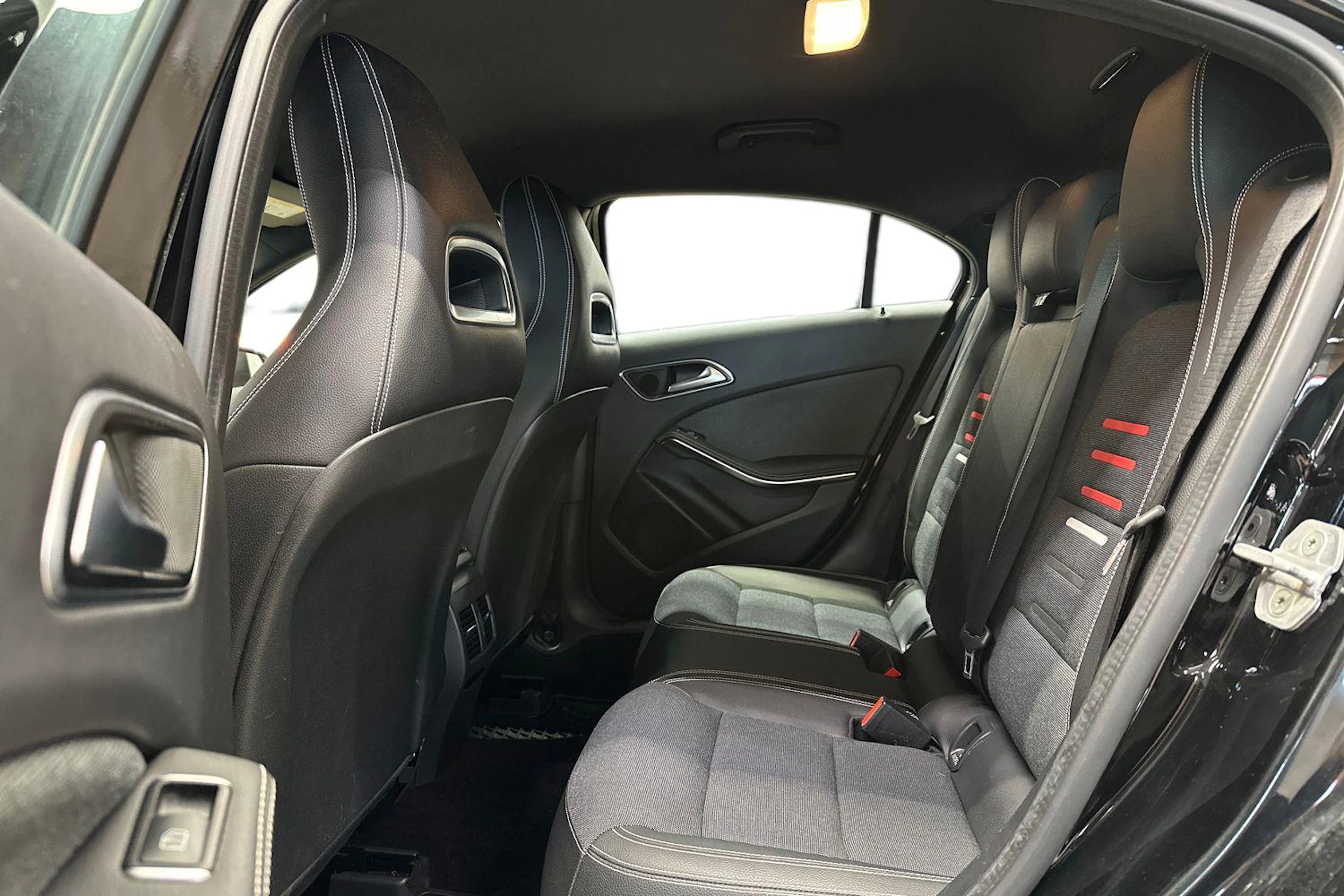 musta Mercedes-Benz A 2017 kuva 11.