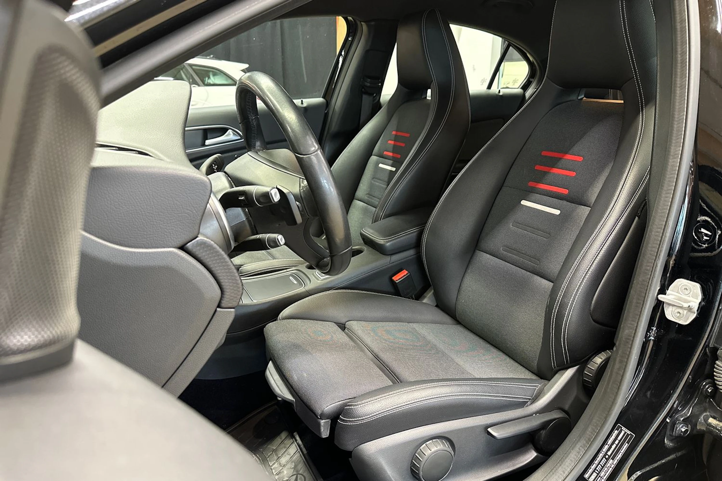 musta Mercedes-Benz A 2017 kuva 15.