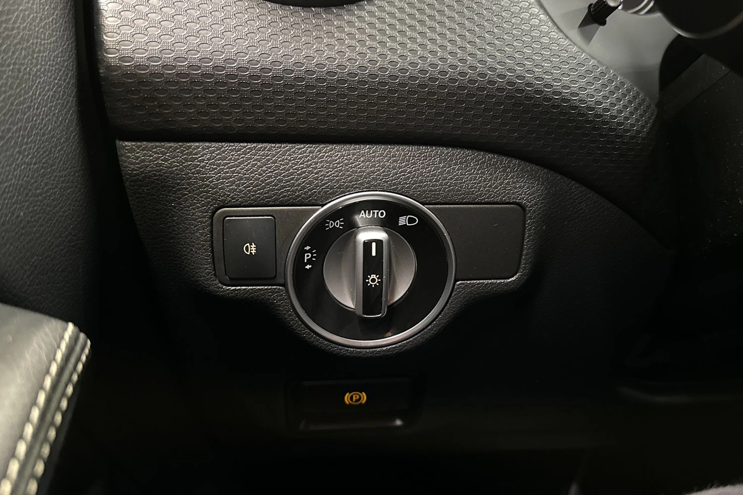 musta Mercedes-Benz A 2017 kuva 26.