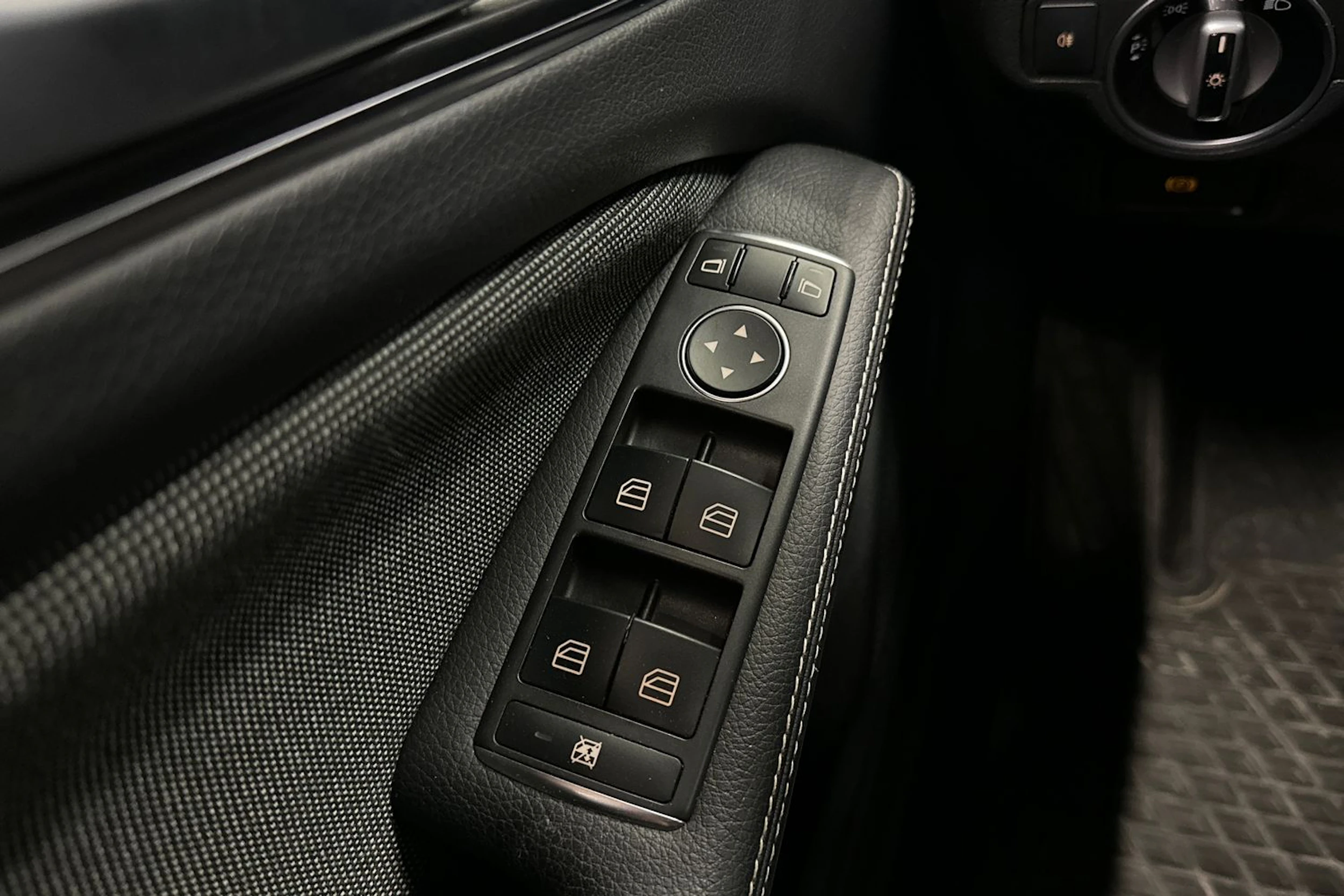 musta Mercedes-Benz A 2017 kuva 27.
