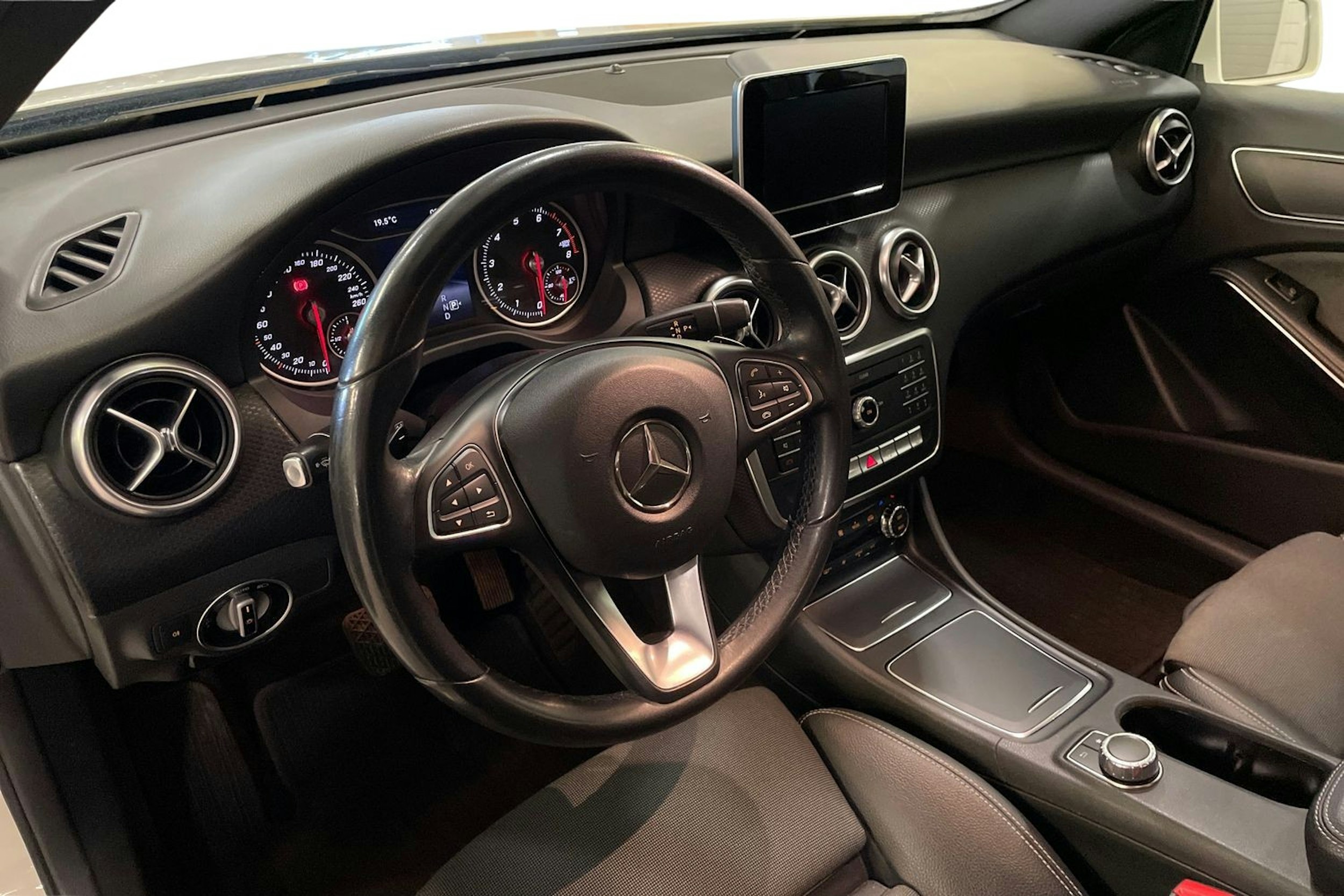 valkoinen Mercedes-Benz A 2017 kuva 7.