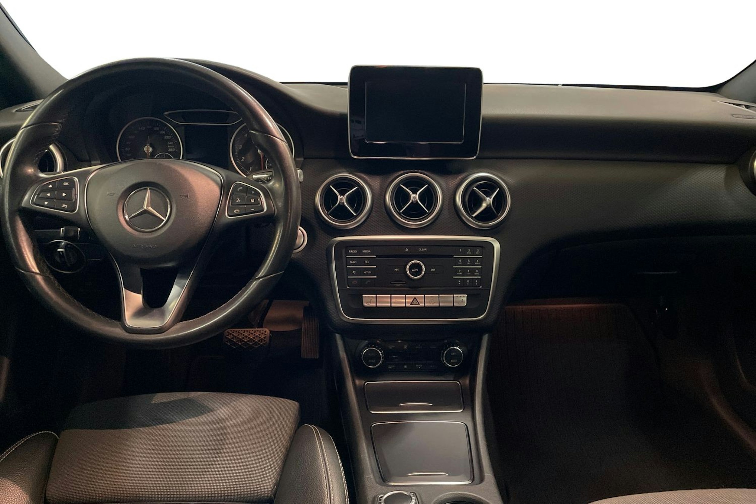 valkoinen Mercedes-Benz A 2017 kuva 9.