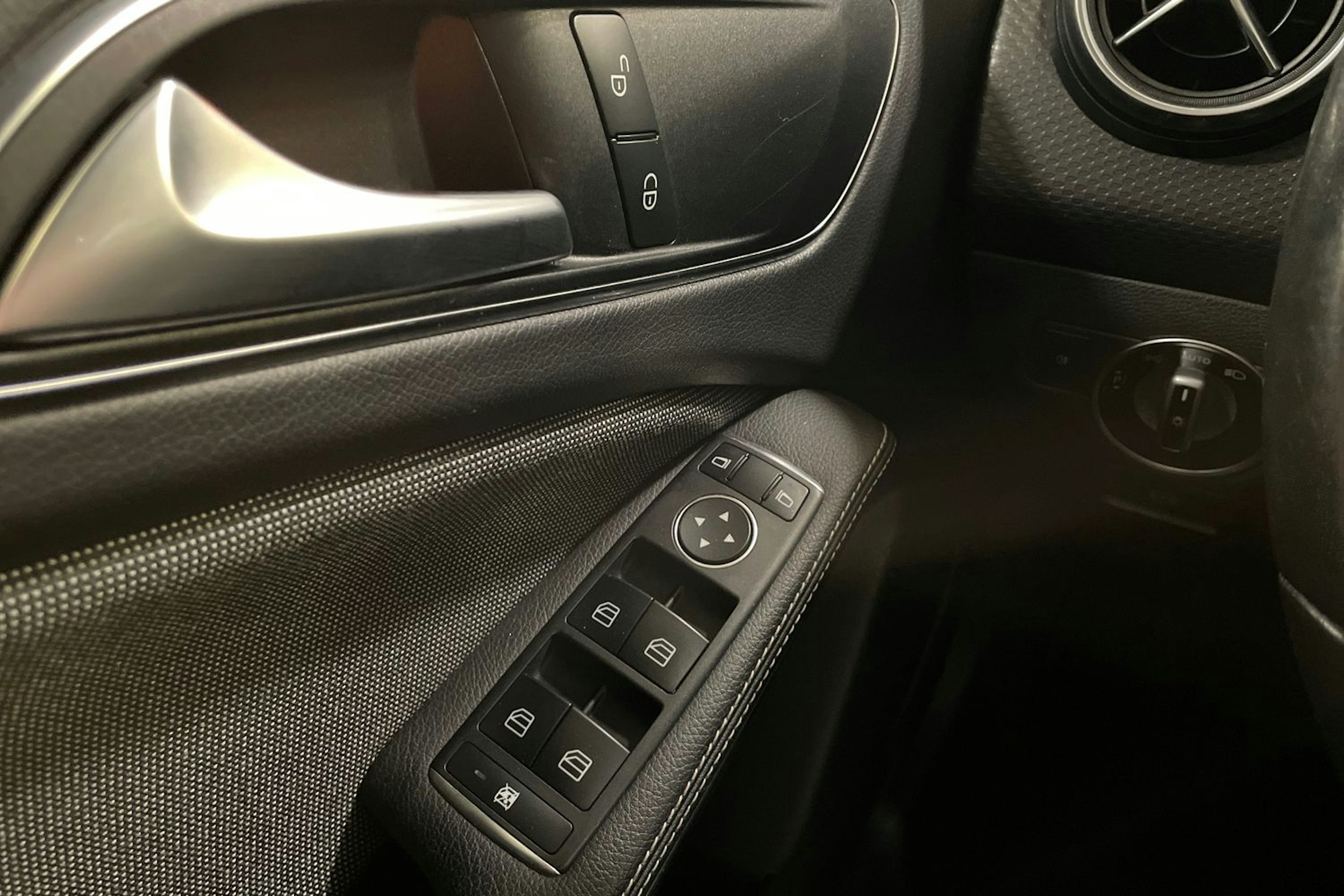 valkoinen Mercedes-Benz A 2017 kuva 18.