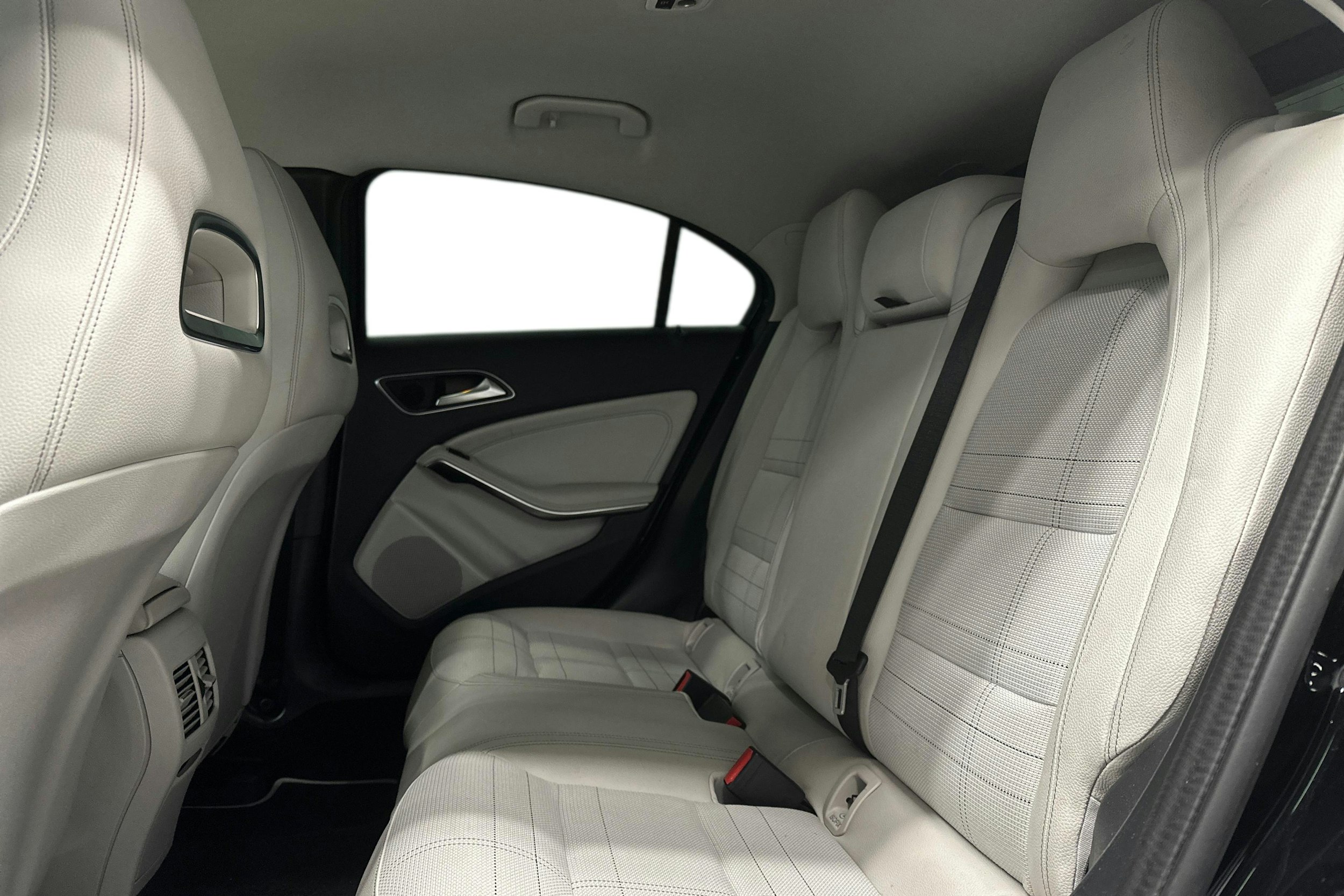 musta Mercedes-Benz A 2017 kuva 10.