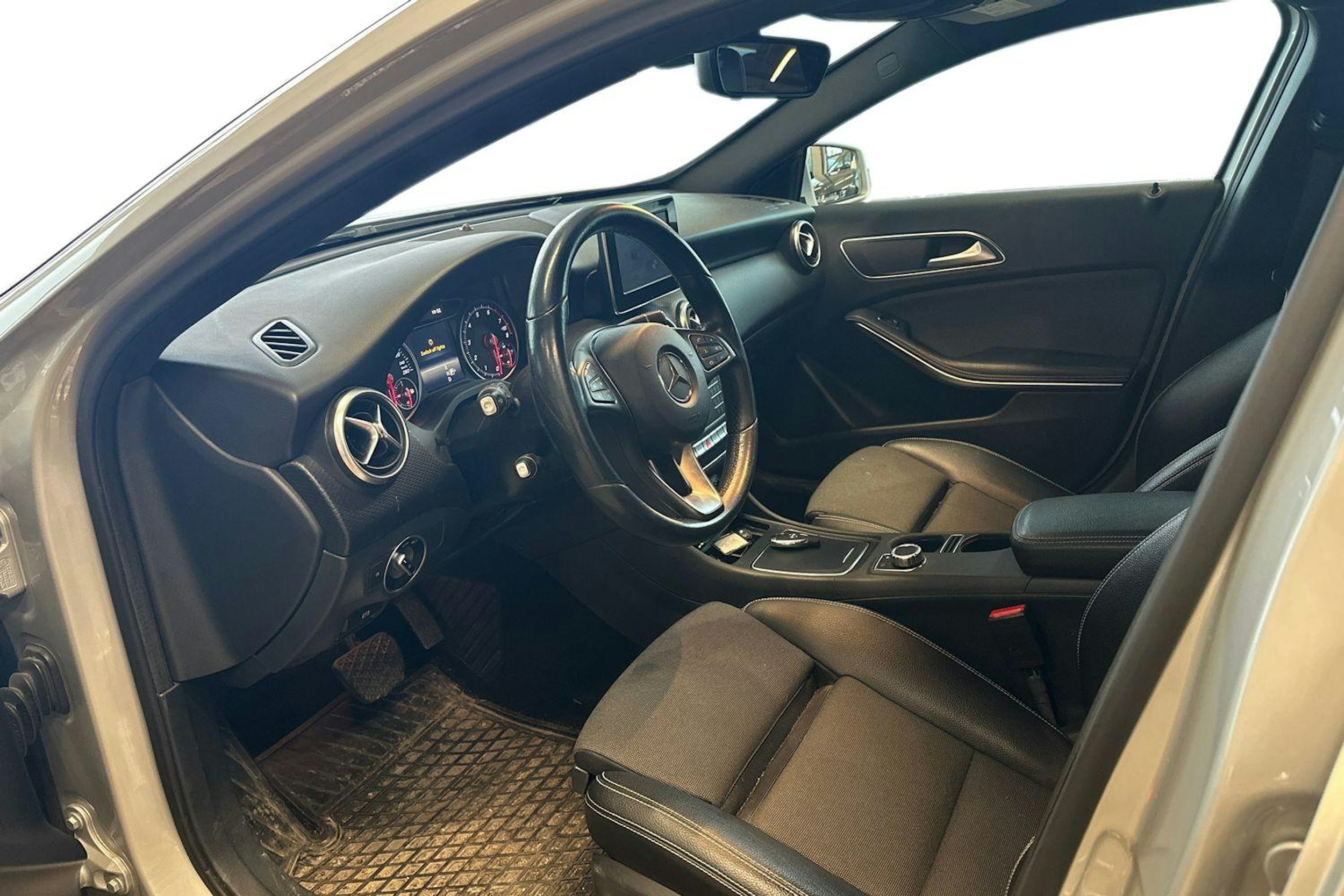 Harmaa Mercedes-Benz A 2017 kuva 3.