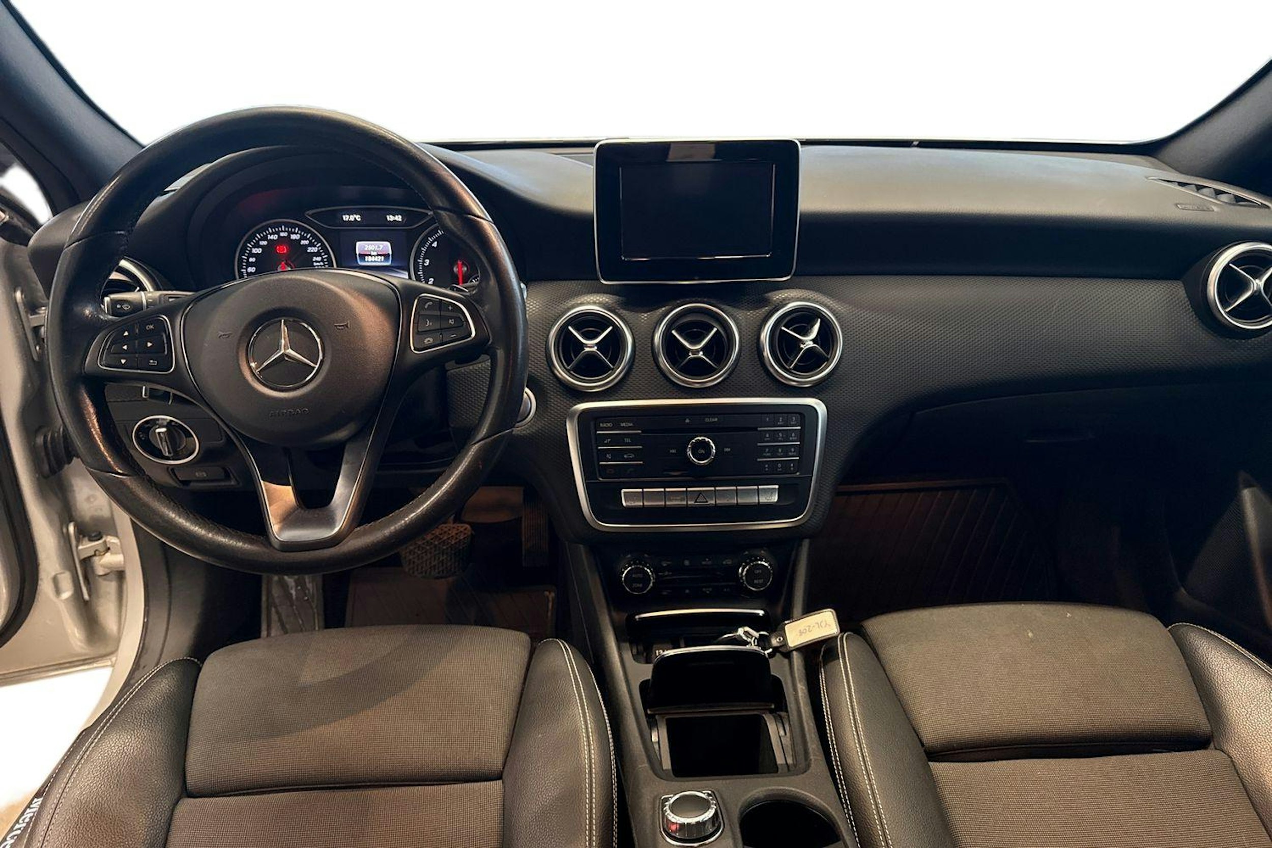 Harmaa Mercedes-Benz A 2017 kuva 9.