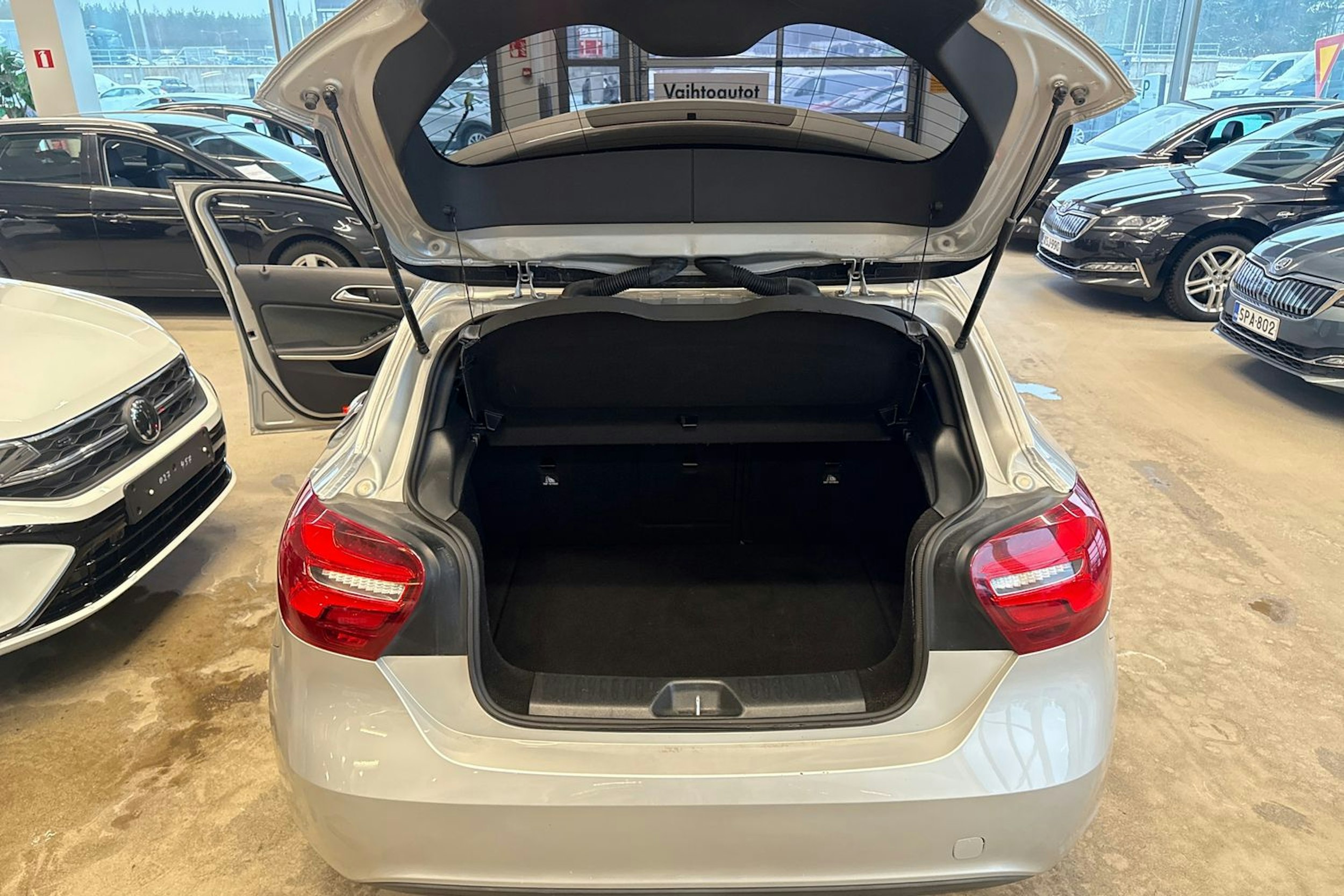 Harmaa Mercedes-Benz A 2017 kuva 15.