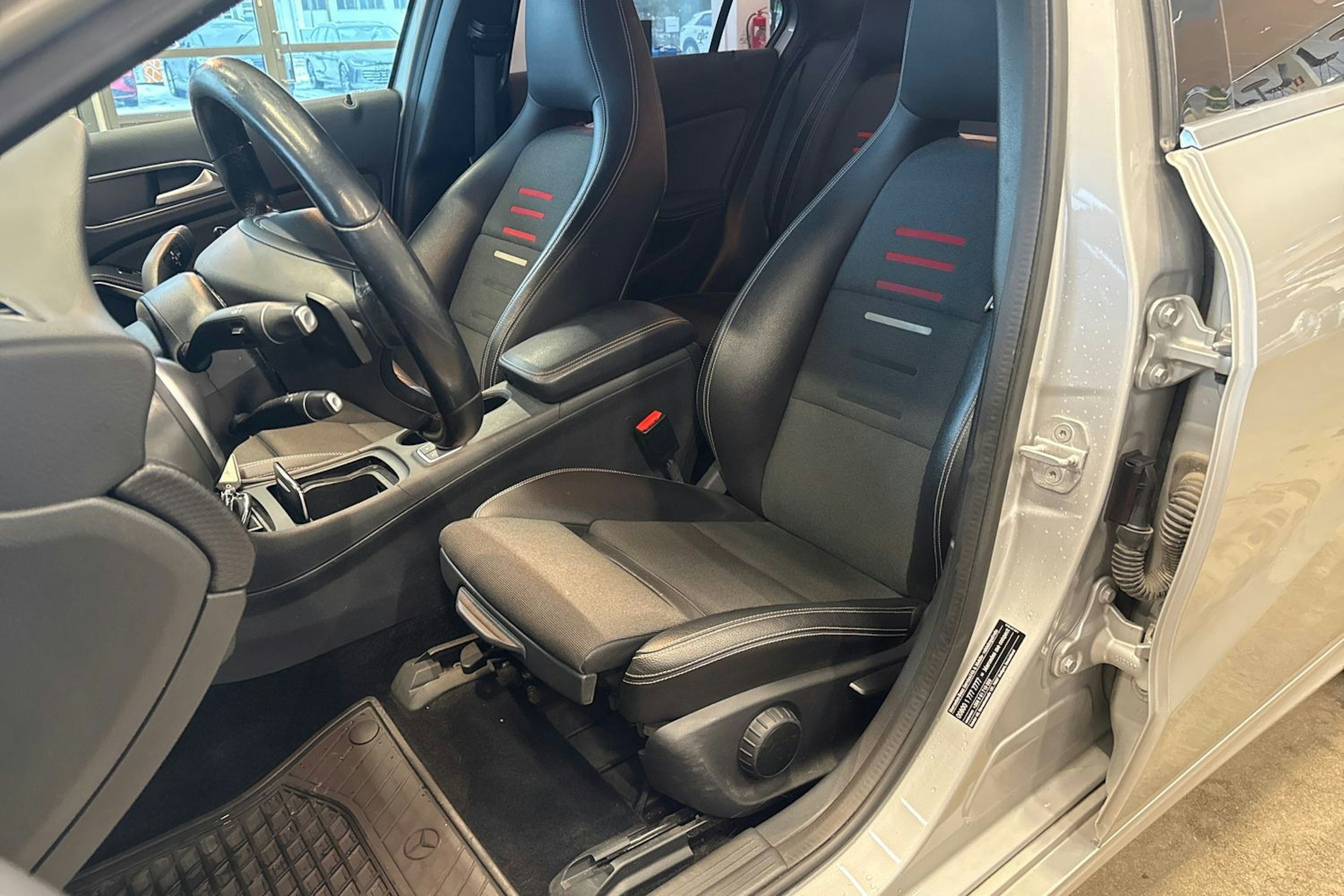 Harmaa Mercedes-Benz A 2017 kuva 17.