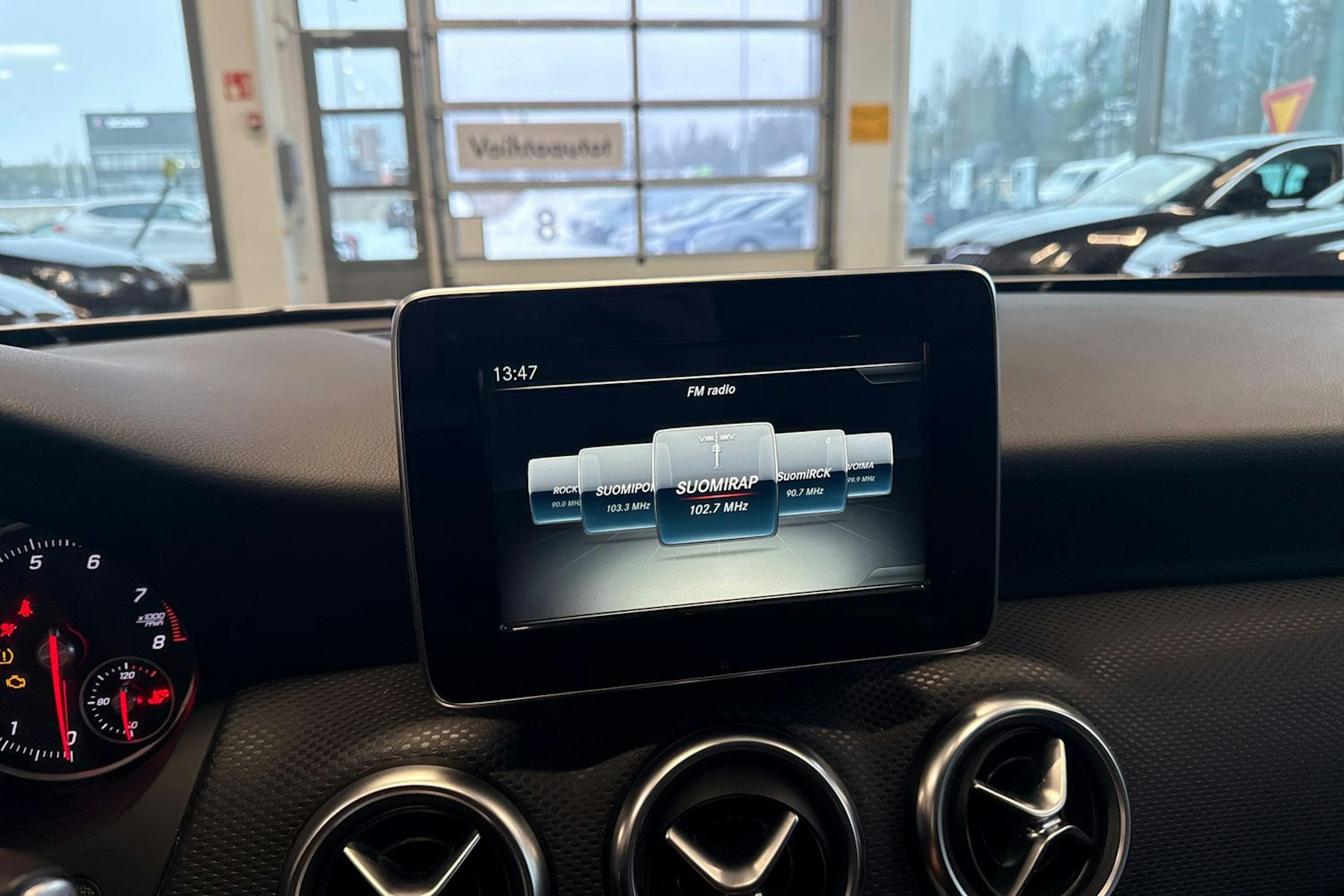 Harmaa Mercedes-Benz A 2017 kuva 26.