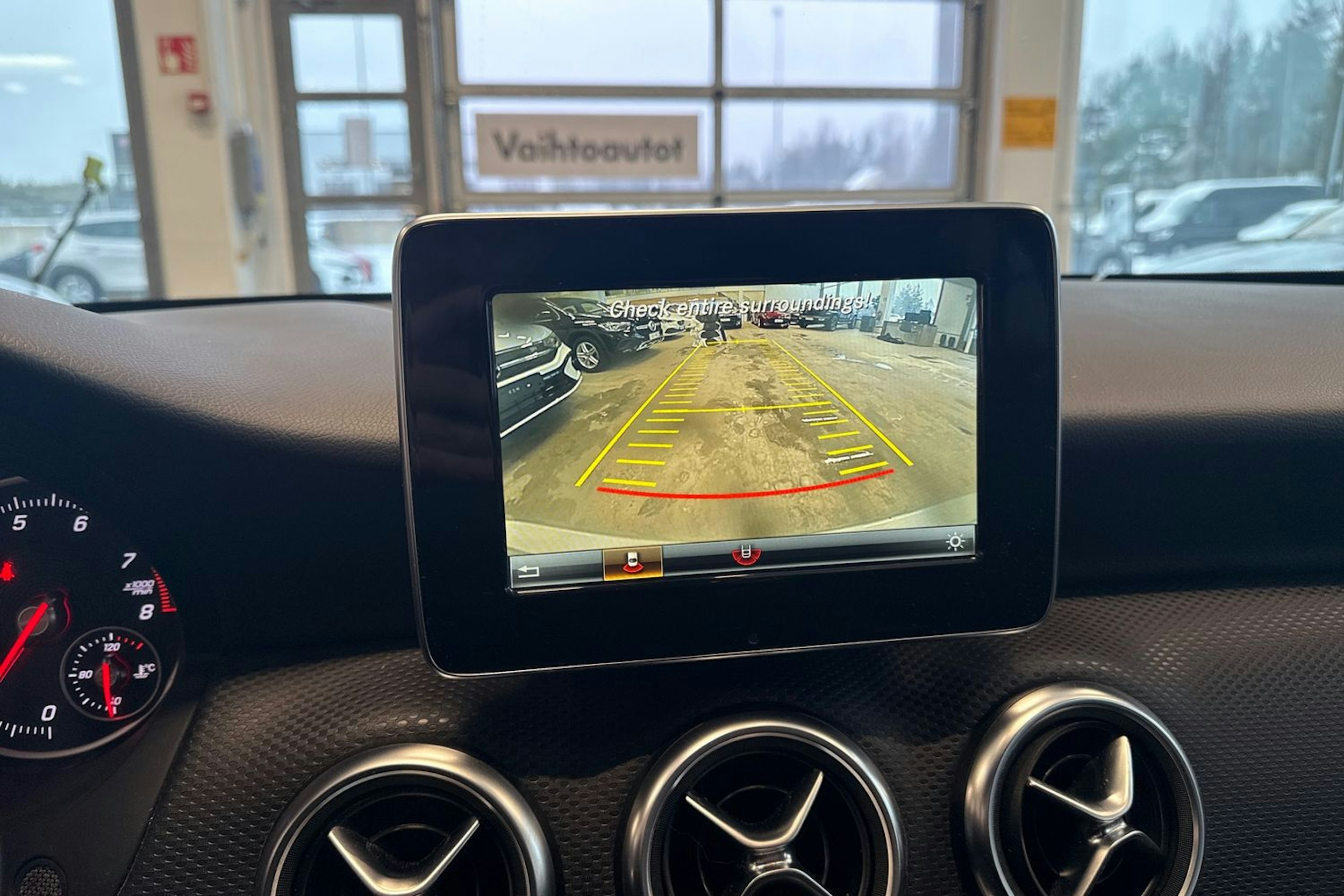 Harmaa Mercedes-Benz A 2017 kuva 28.