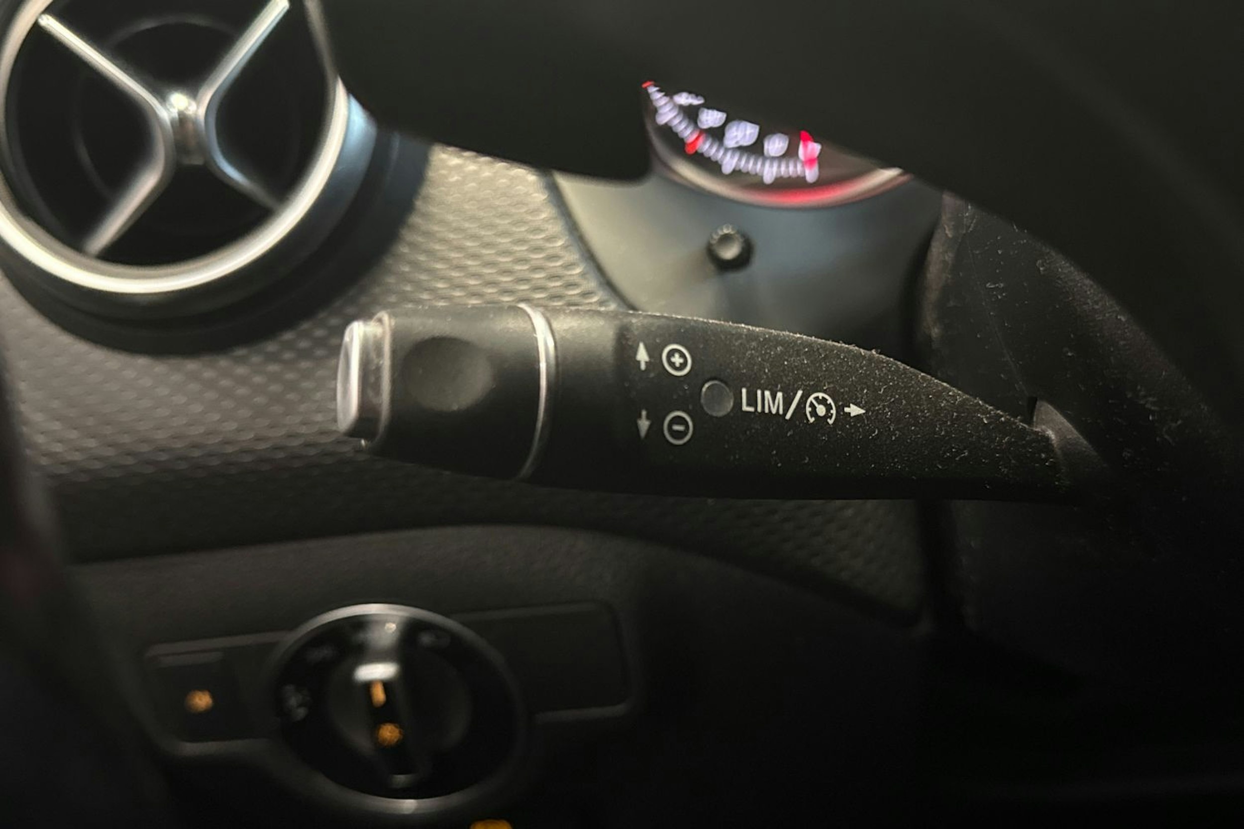 Harmaa Mercedes-Benz A 2017 kuva 29.