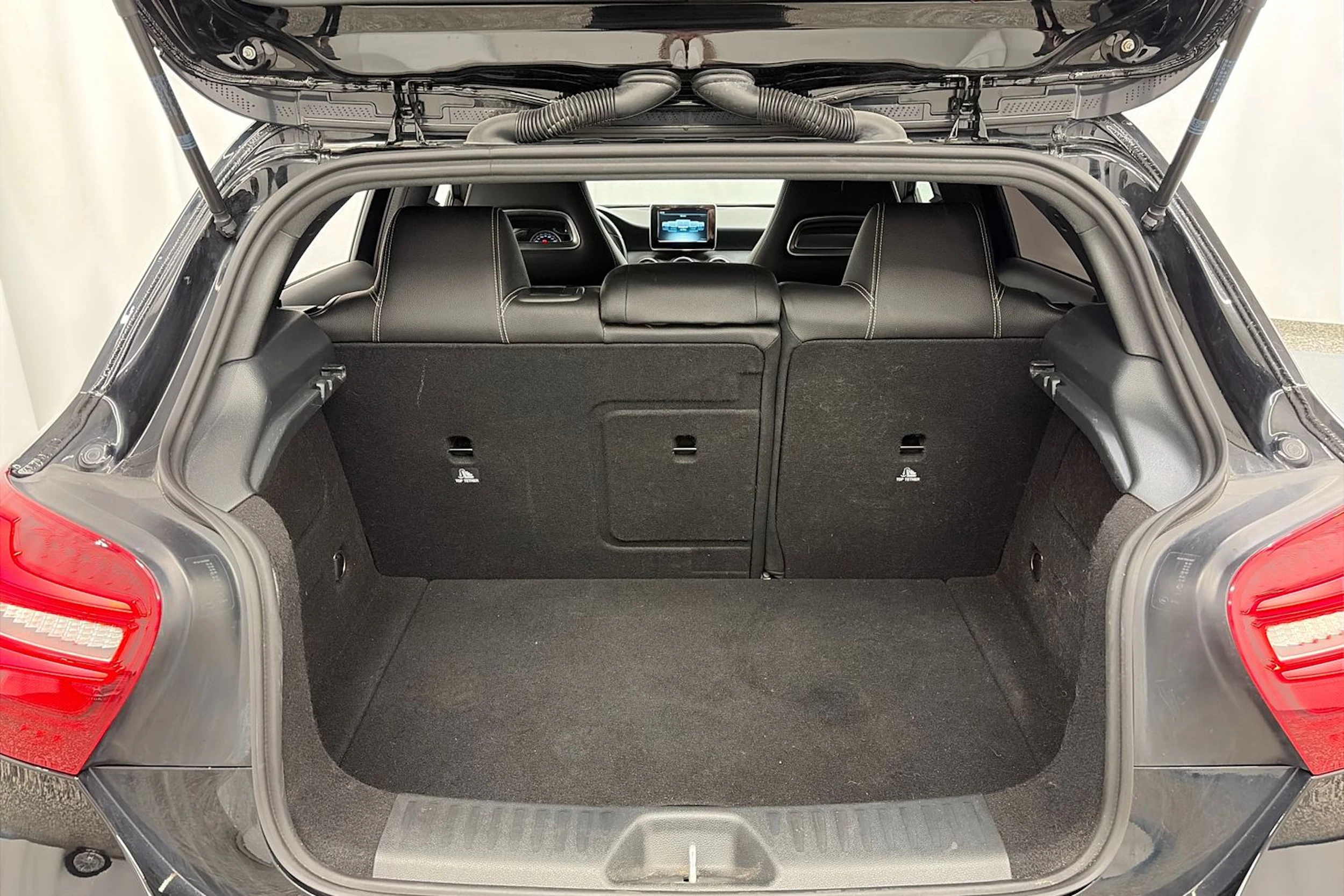 musta Mercedes-Benz A 2018 kuva 11.