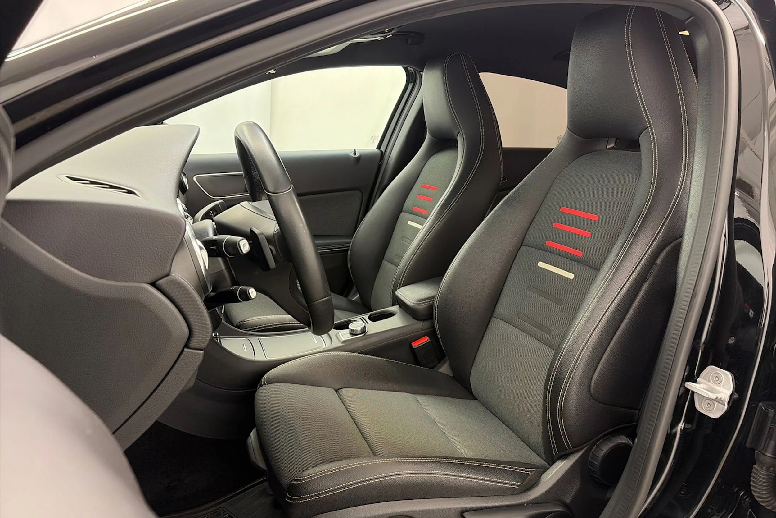 musta Mercedes-Benz A 2018 kuva 12.