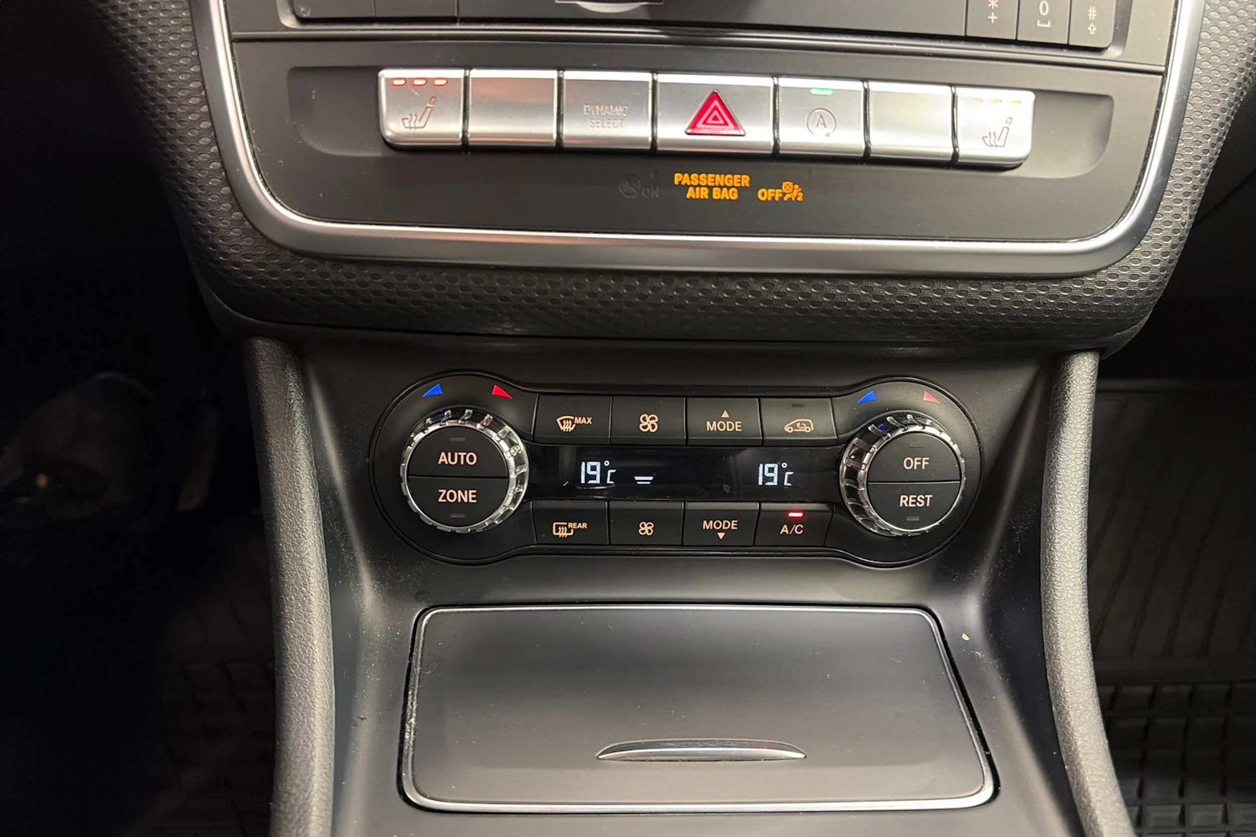 musta Mercedes-Benz A 2018 kuva 22.