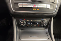 musta Mercedes-Benz A 2018 kuva 22.
