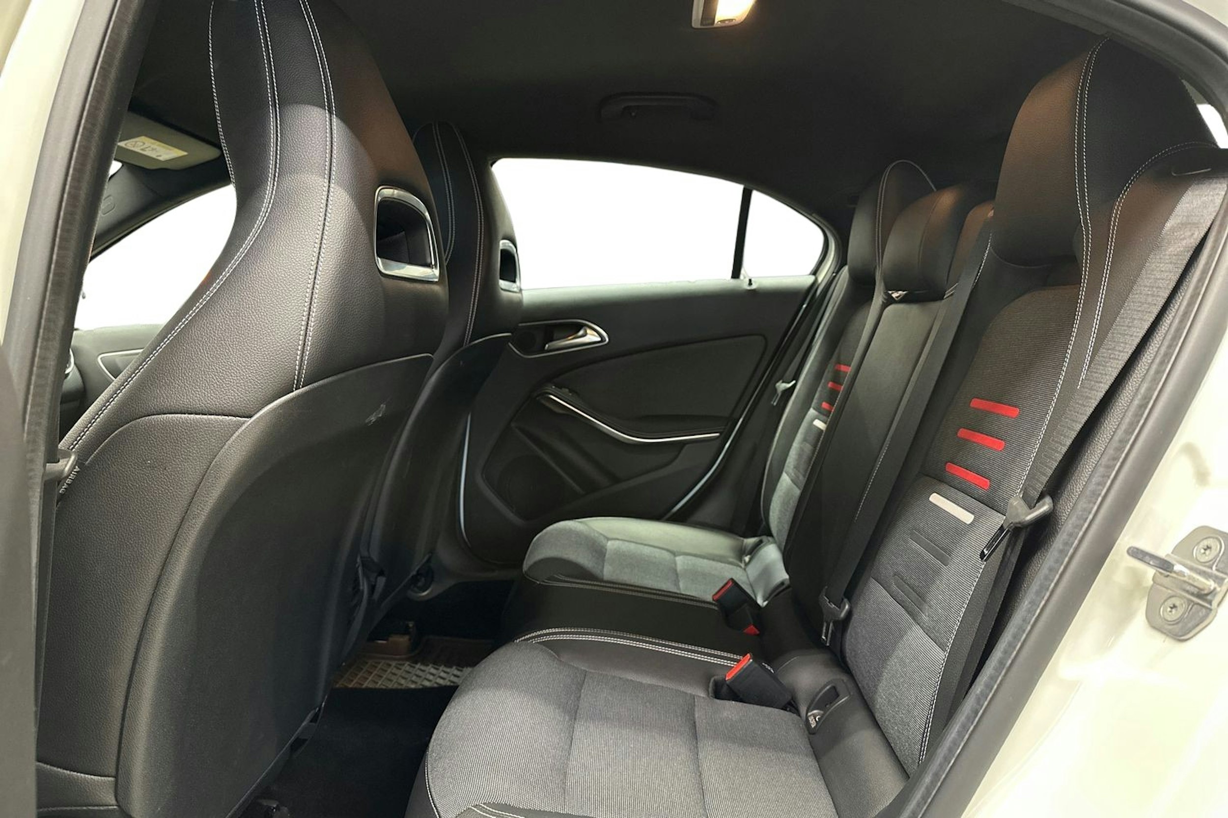 valkoinen Mercedes-Benz A 2018 kuva 10.