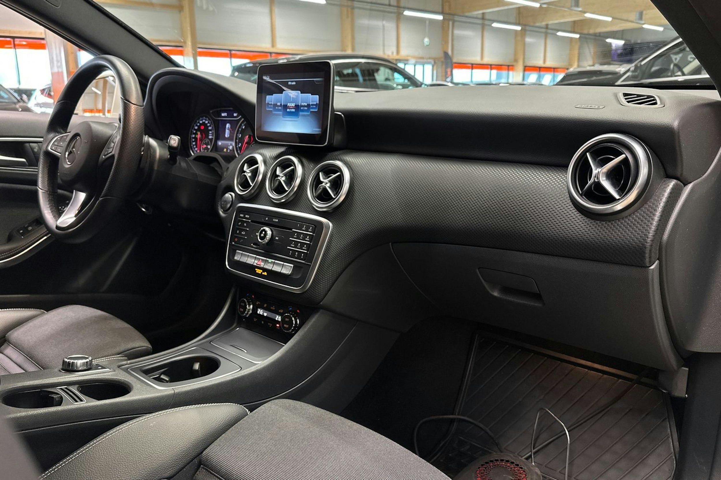 valkoinen Mercedes-Benz A 2018 kuva 12.