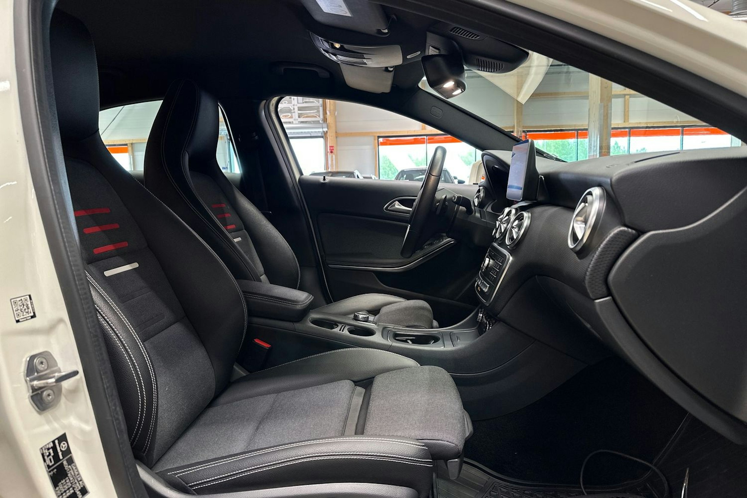 valkoinen Mercedes-Benz A 2018 kuva 13.