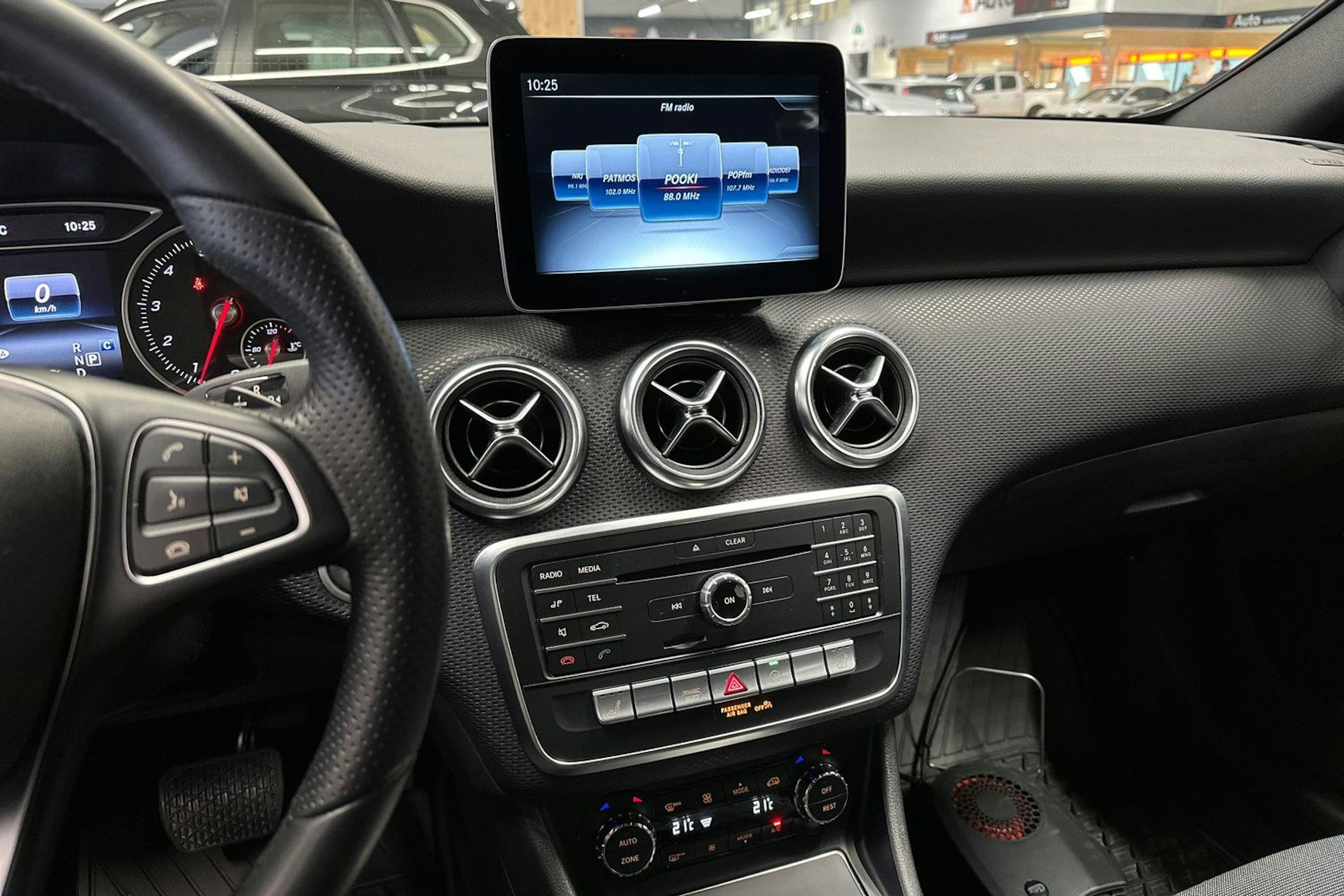 valkoinen Mercedes-Benz A 2018 kuva 20.