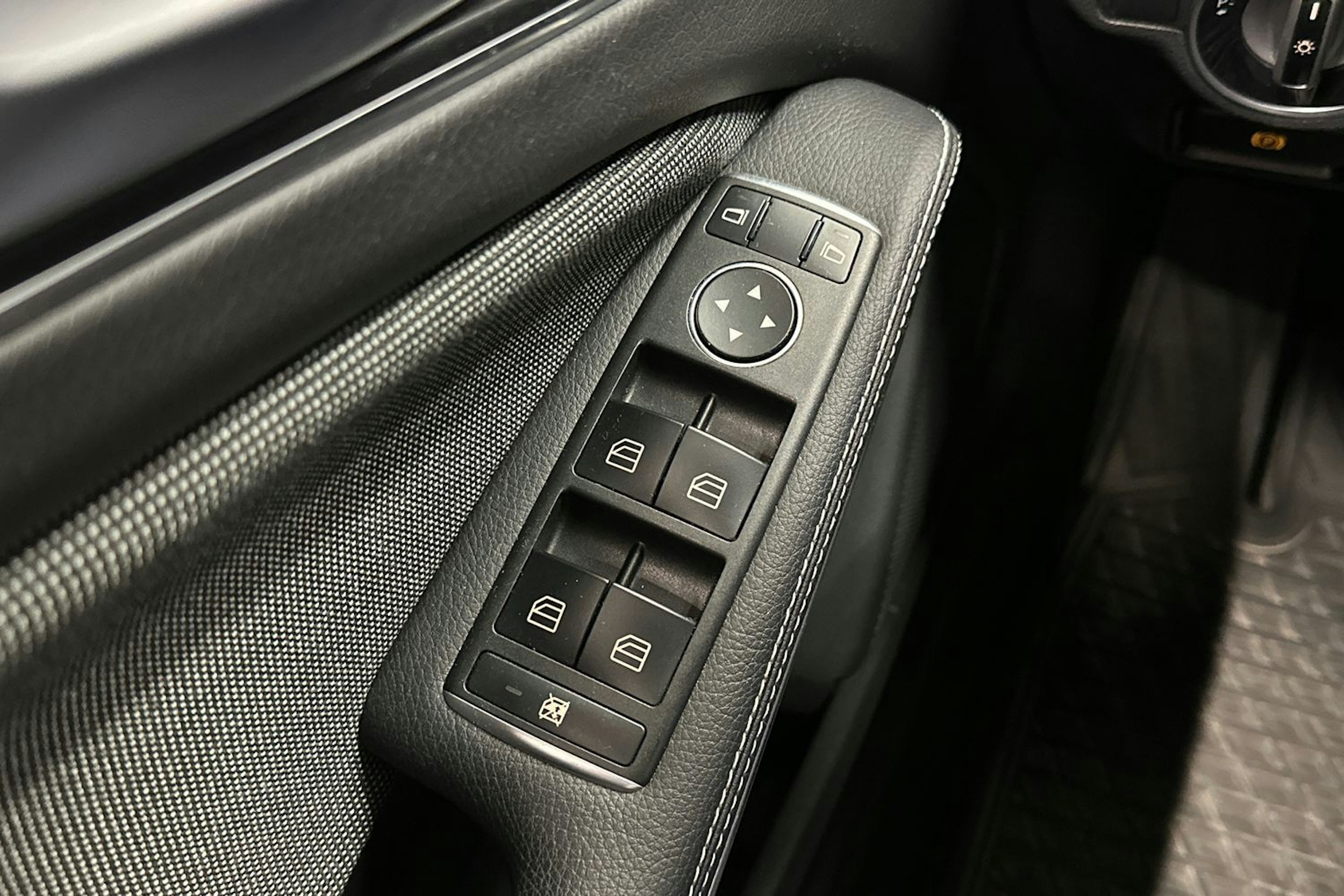 valkoinen Mercedes-Benz A 2018 kuva 28.