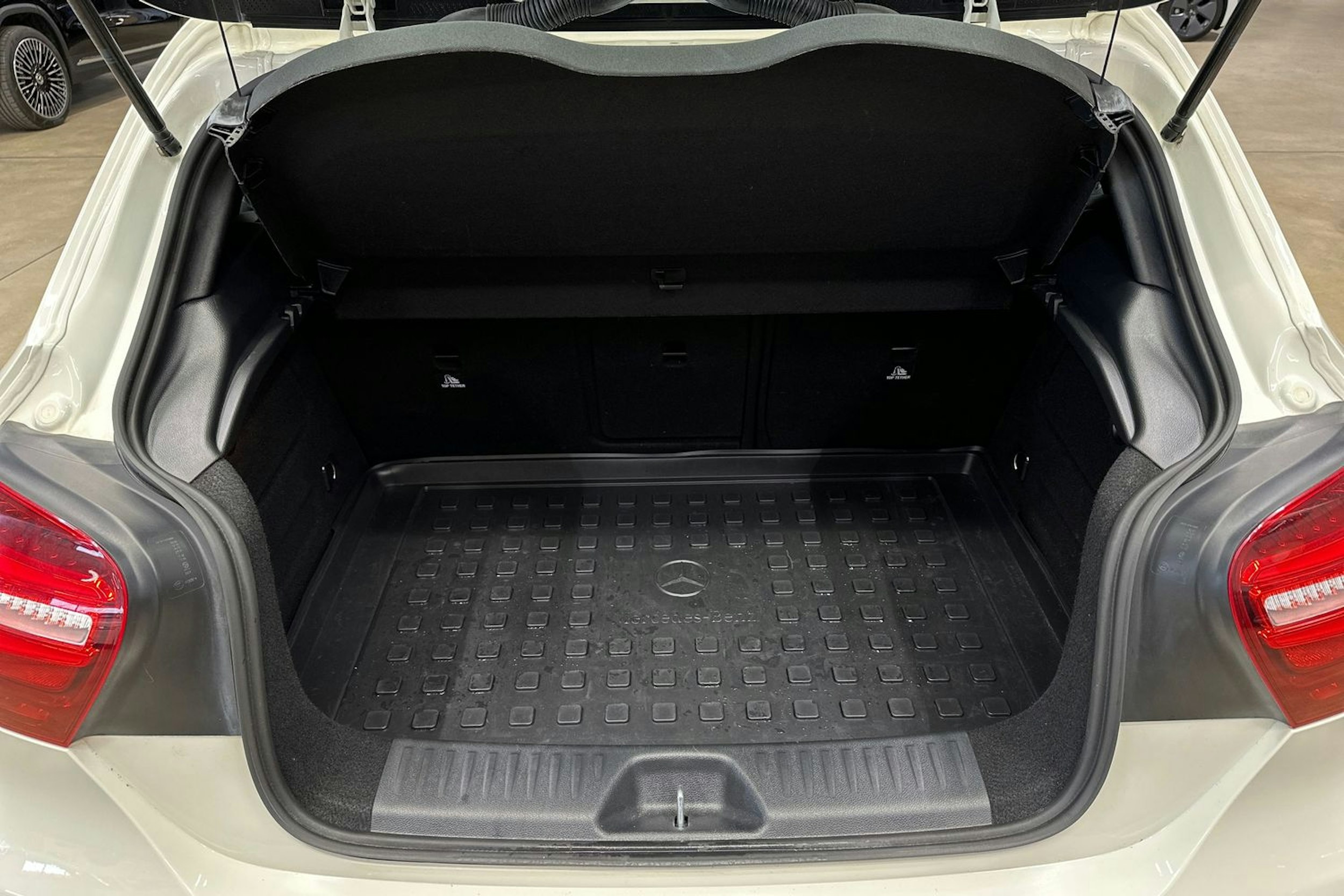 valkoinen Mercedes-Benz A 2018 kuva 29.
