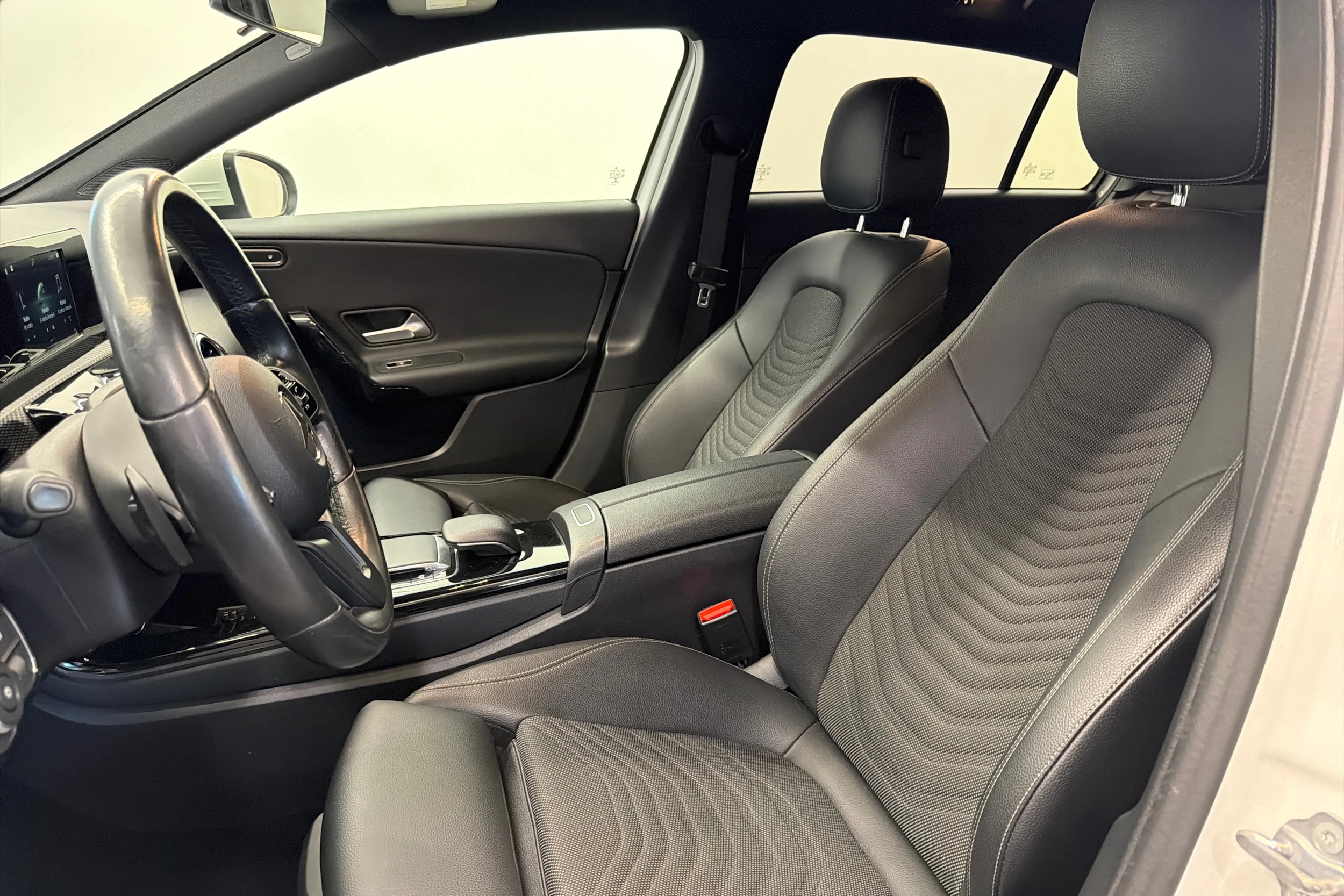 valkoinen Mercedes-Benz A 2019 kuva 12.