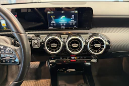 valkoinen Mercedes-Benz A 2019 kuva 13.