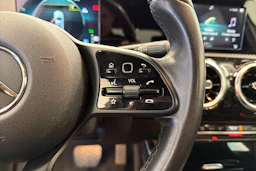 valkoinen Mercedes-Benz A 2019 kuva 16.