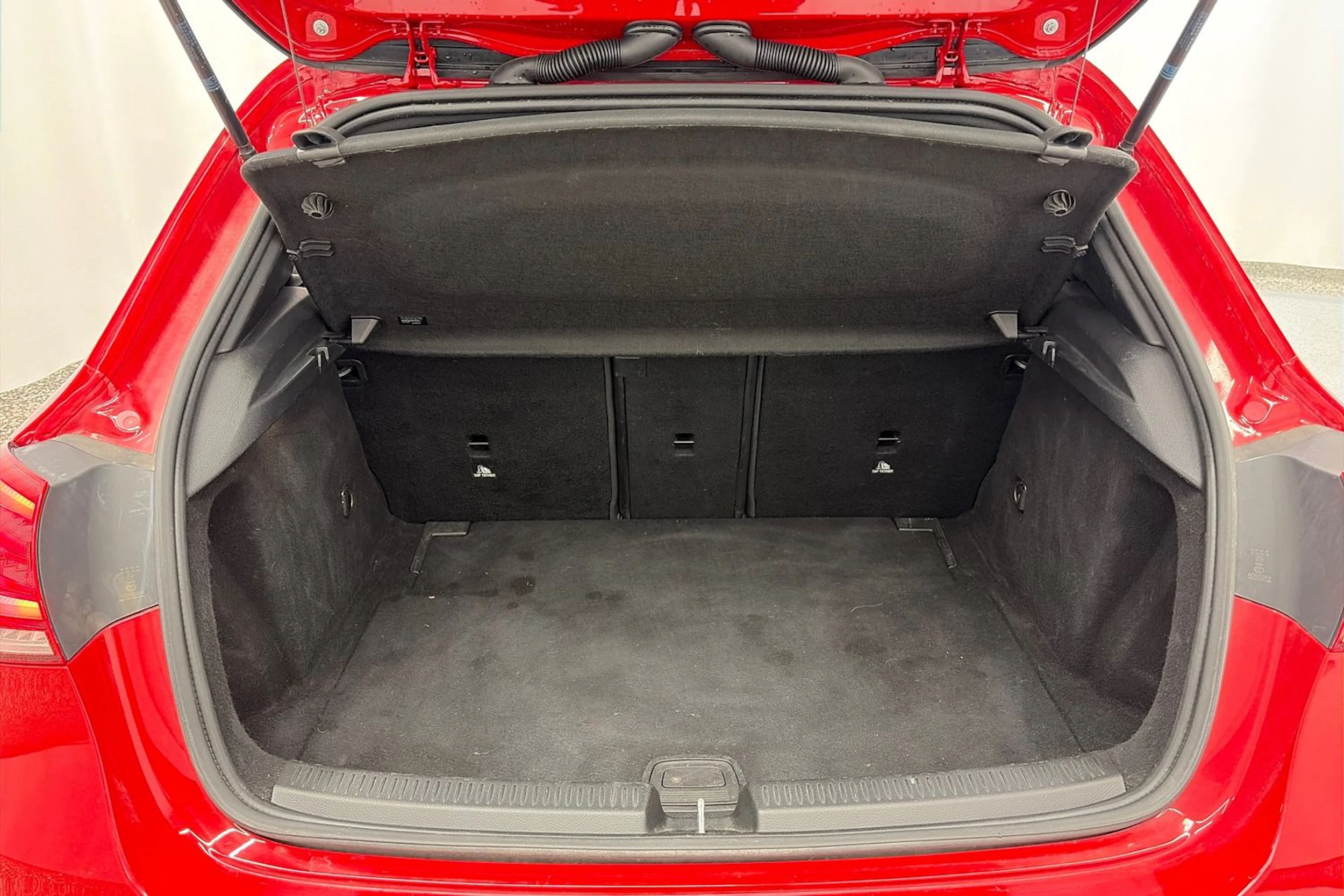 punainen Mercedes-Benz A 2018 kuva 11.