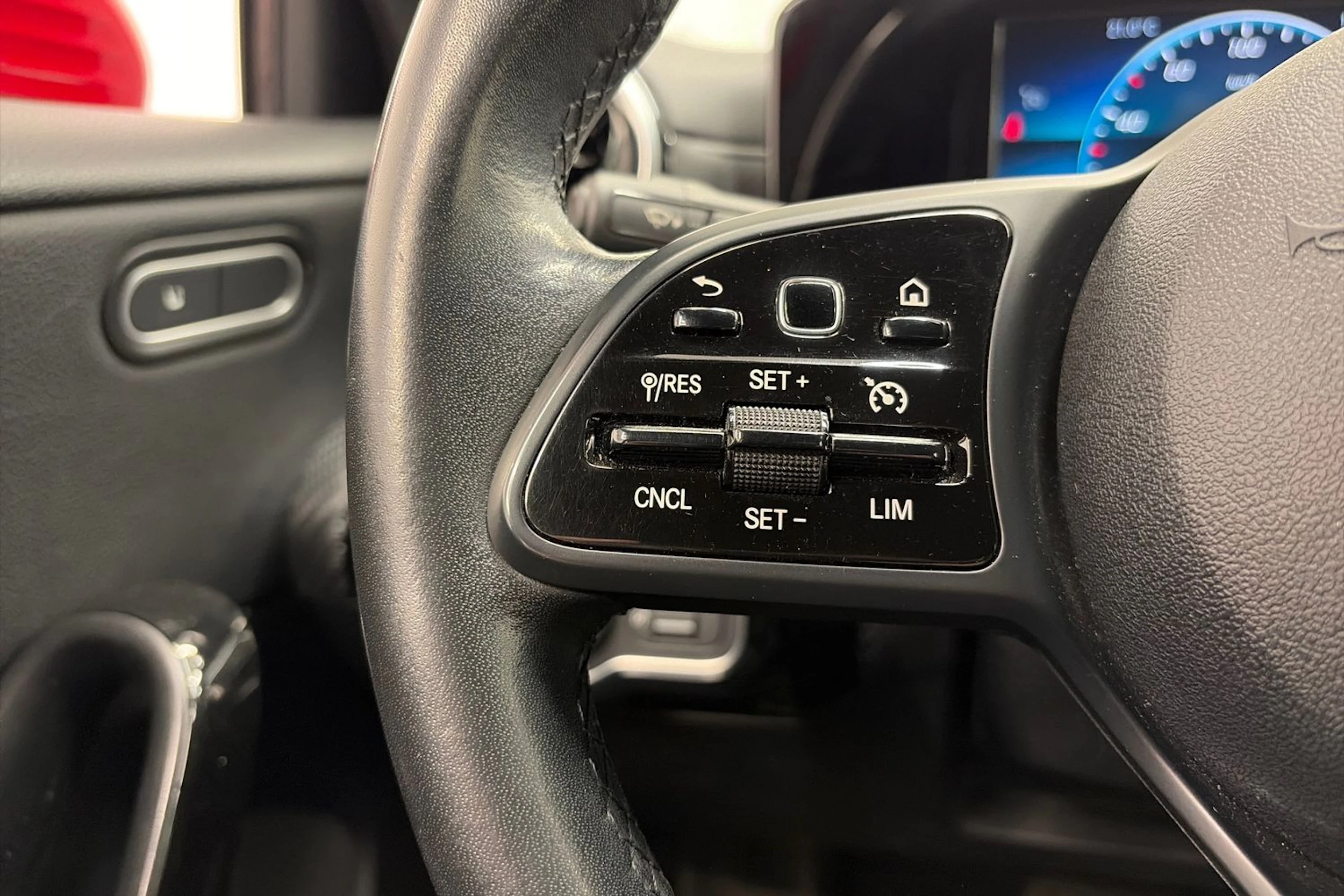 punainen Mercedes-Benz A 2018 kuva 14.