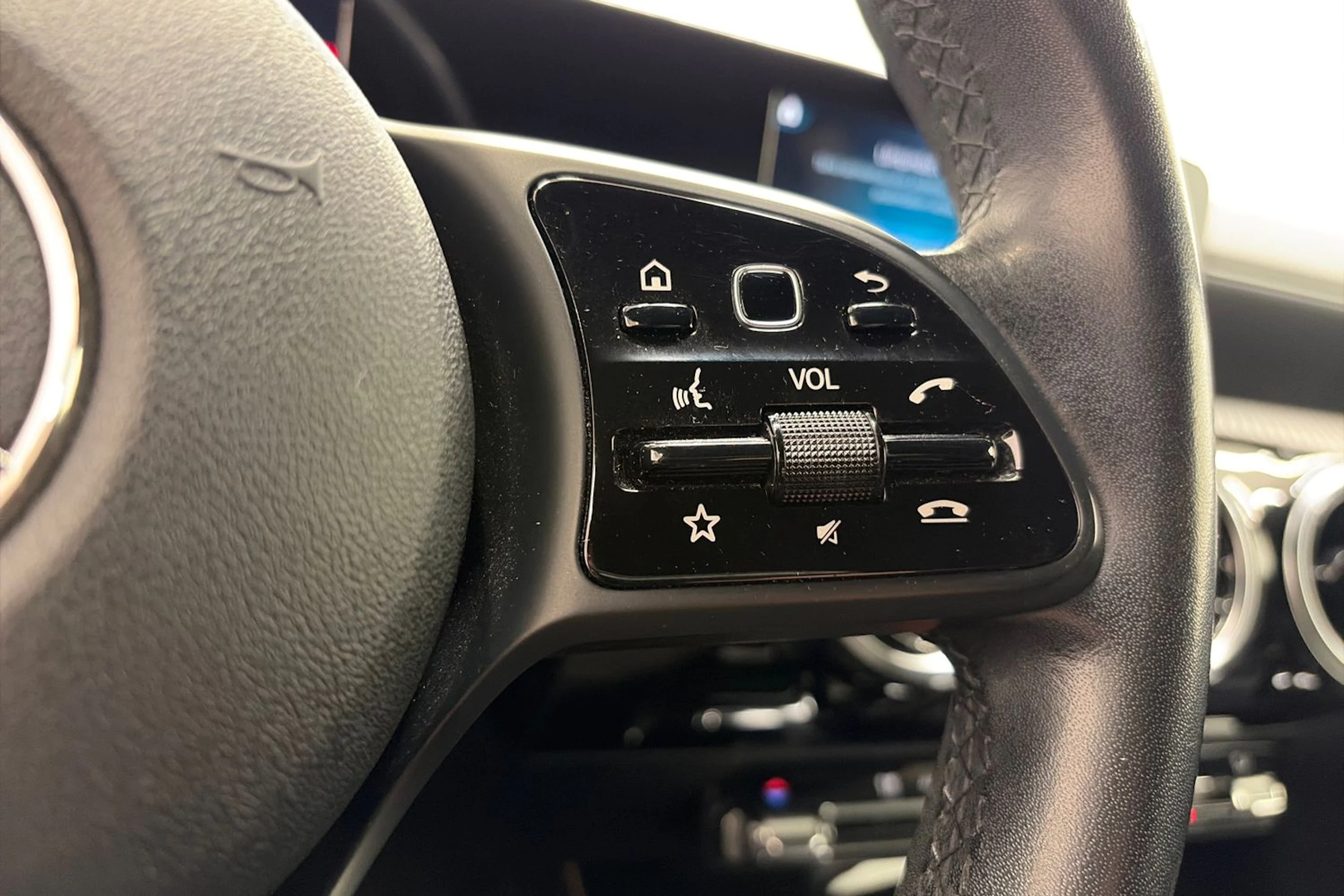 punainen Mercedes-Benz A 2018 kuva 15.