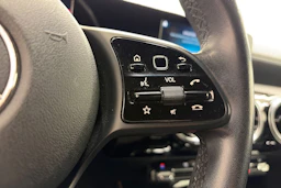 punainen Mercedes-Benz A 2018 kuva 15.