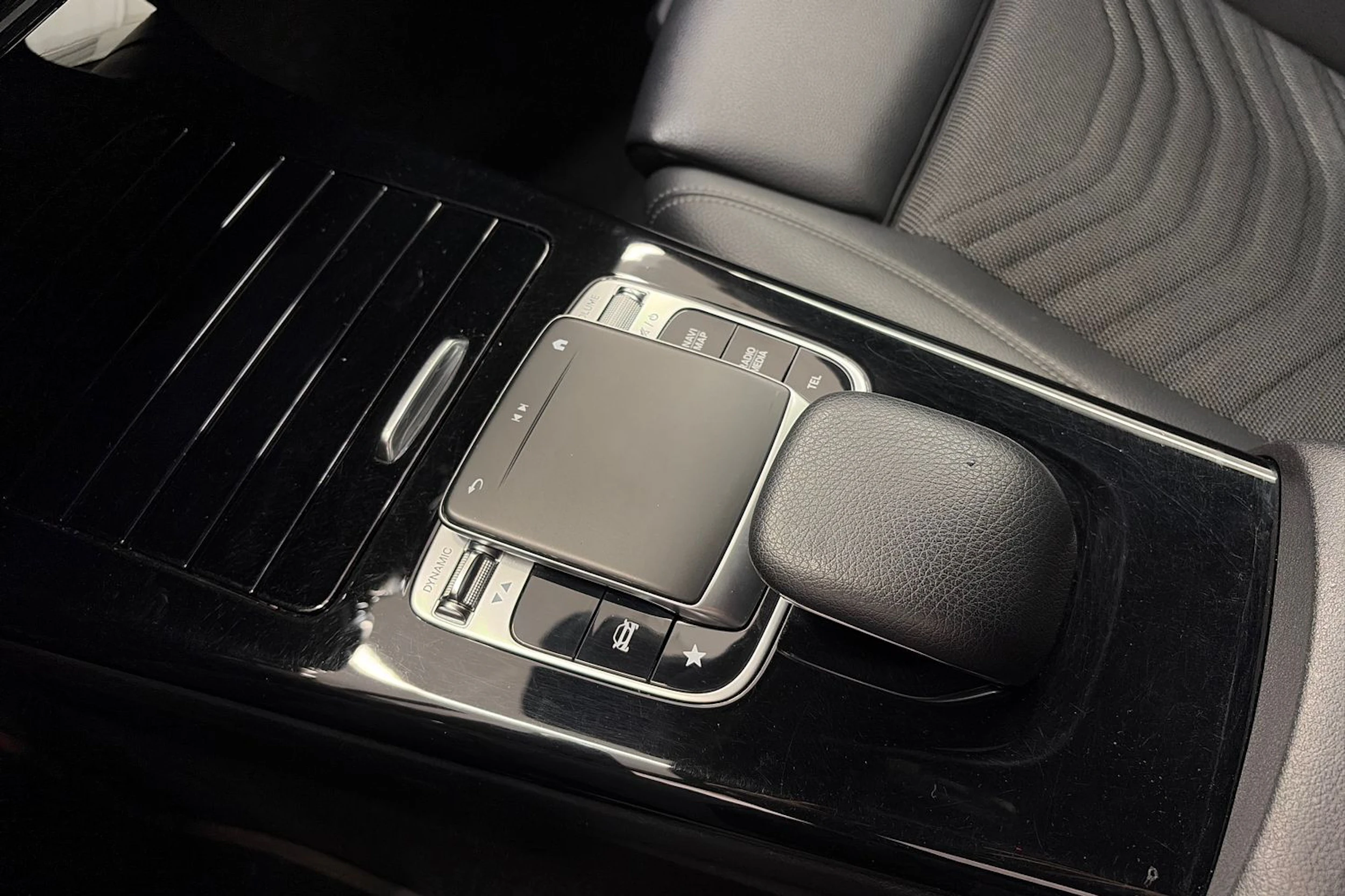 punainen Mercedes-Benz A 2018 kuva 21.