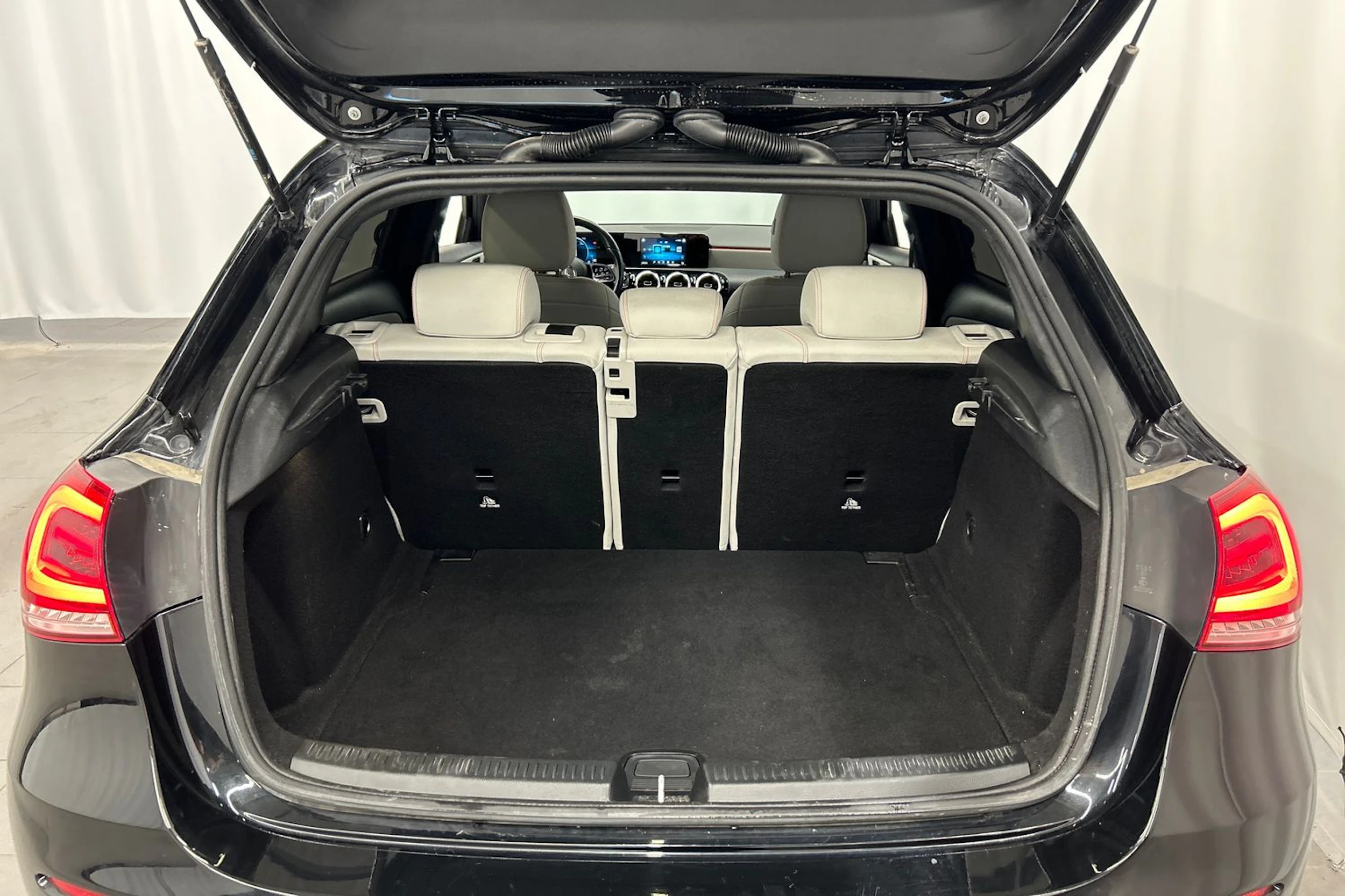 musta Mercedes-Benz A 2018 kuva 12.
