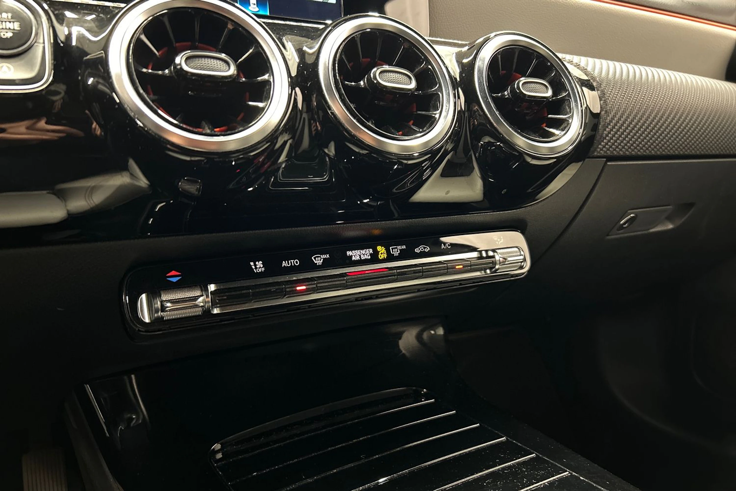 musta Mercedes-Benz A 2018 kuva 21.