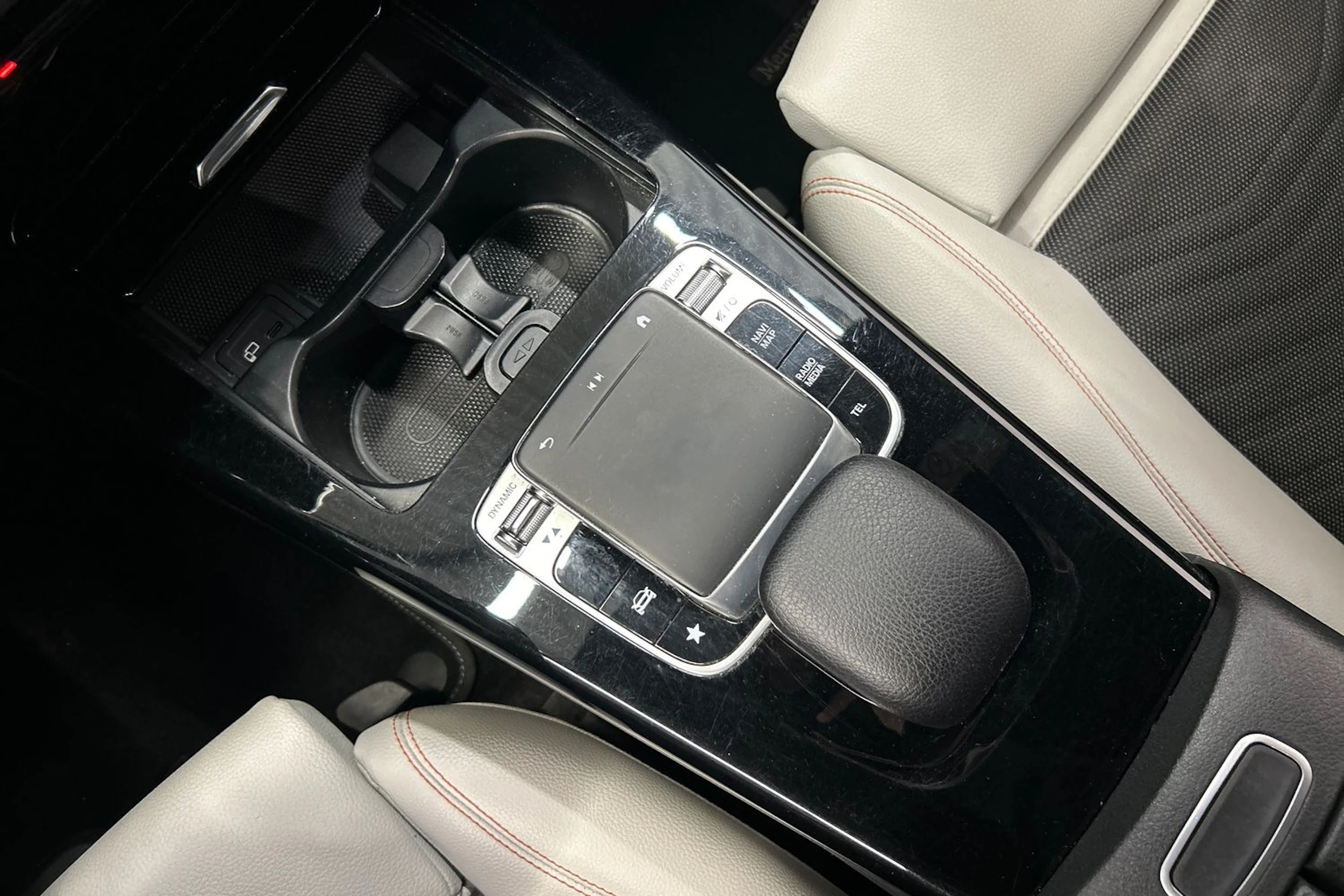 musta Mercedes-Benz A 2018 kuva 22.