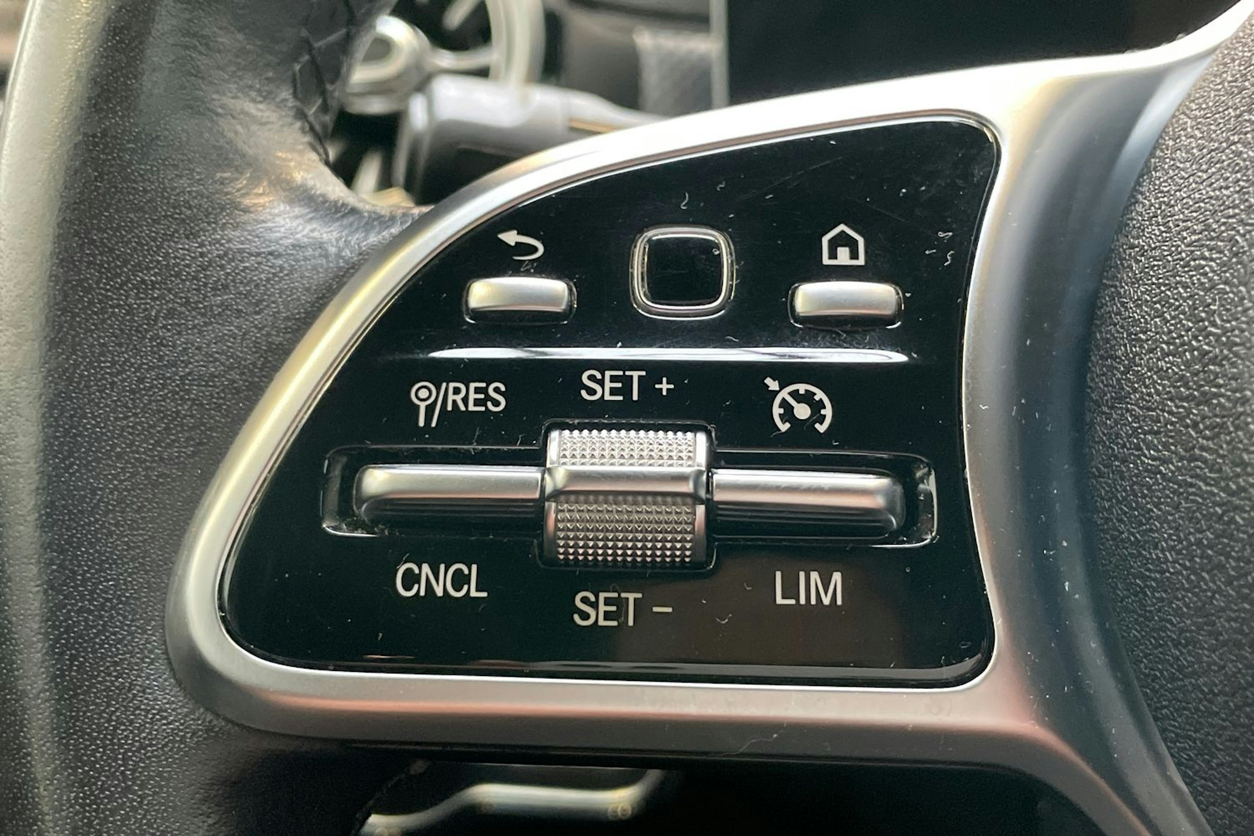 valkoinen Mercedes-Benz A 2019 kuva 18.
