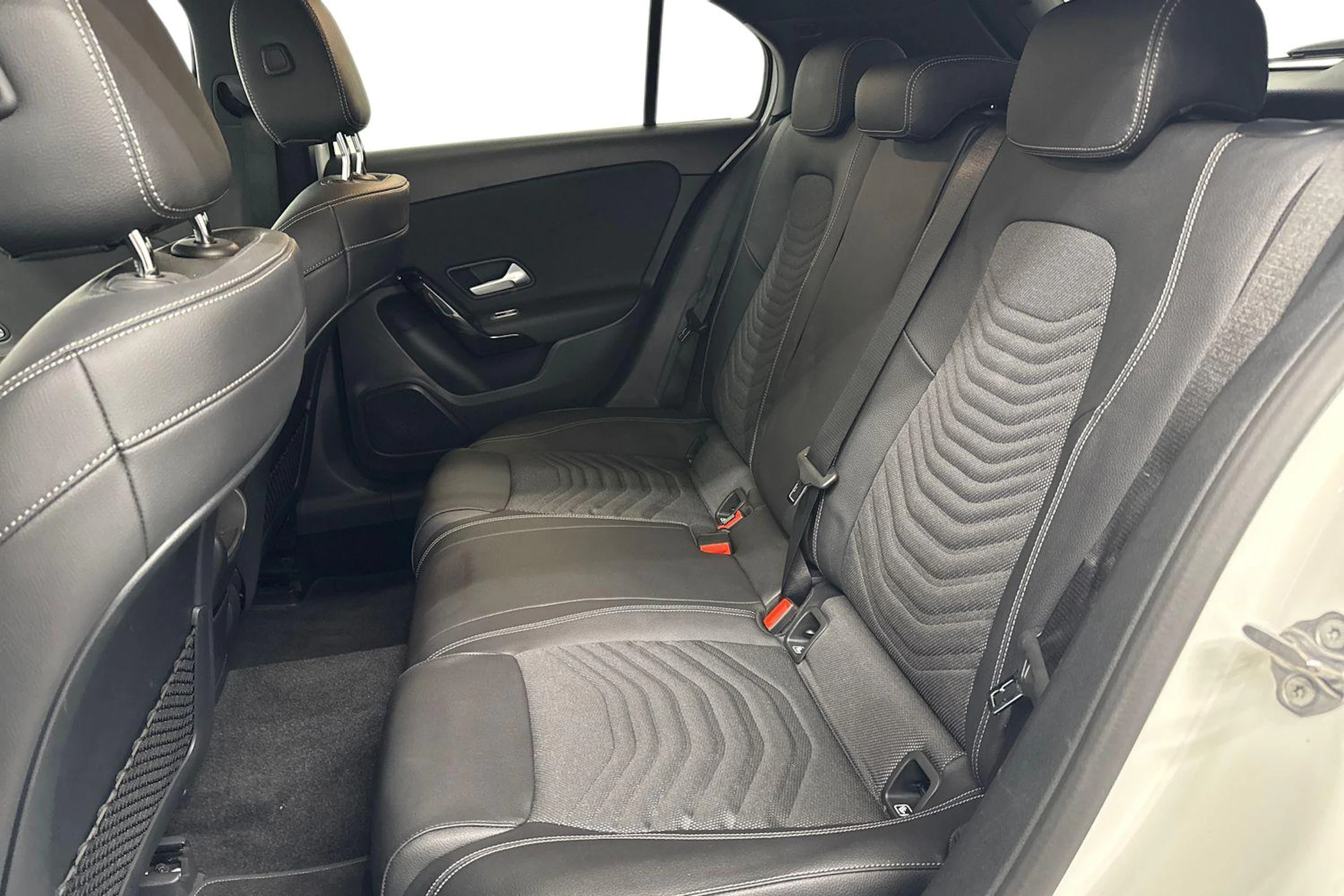 valkoinen Mercedes-Benz A 2019 kuva 11.