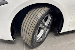 valkoinen Mercedes-Benz A 2019 kuva 13.