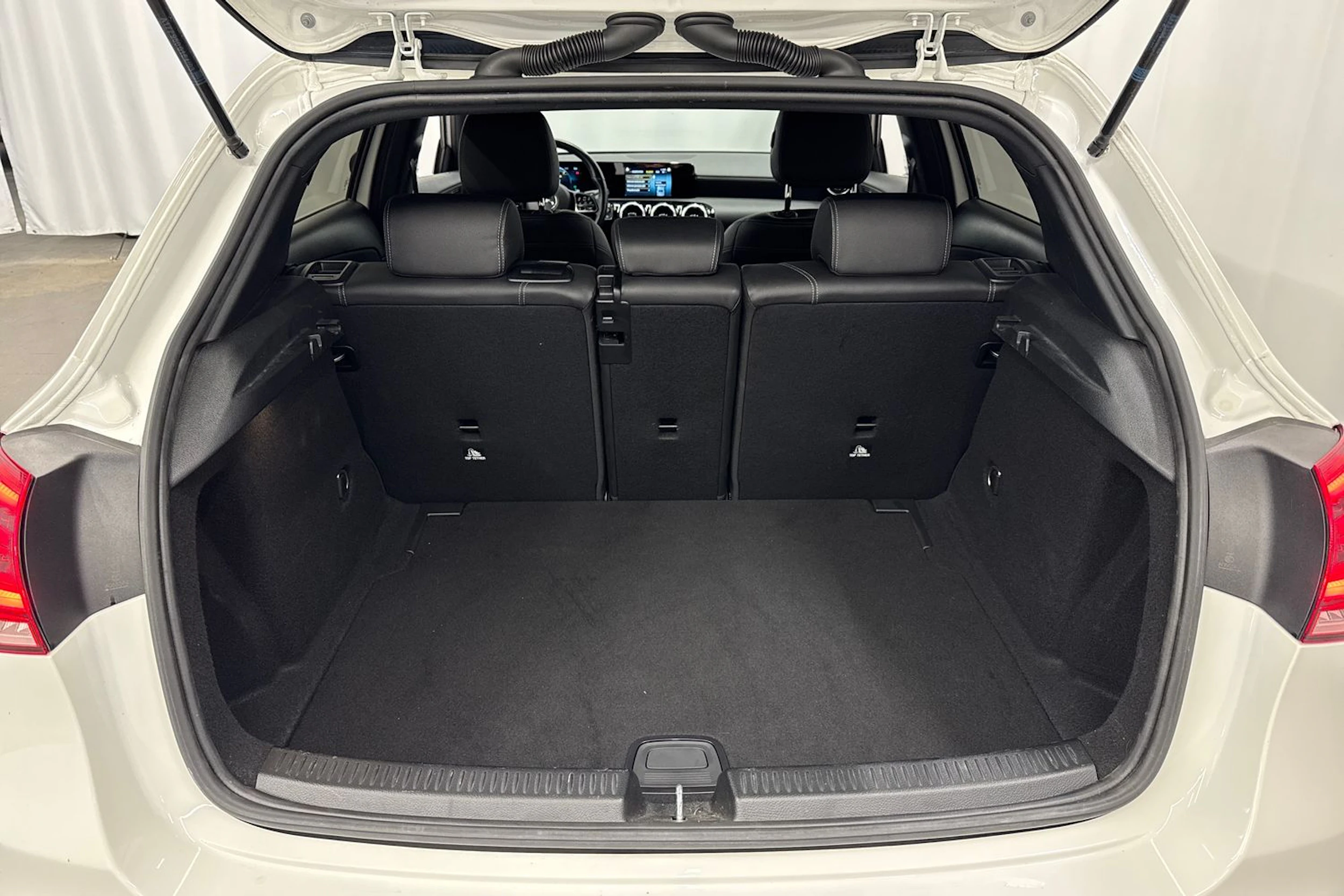 valkoinen Mercedes-Benz A 2019 kuva 16.