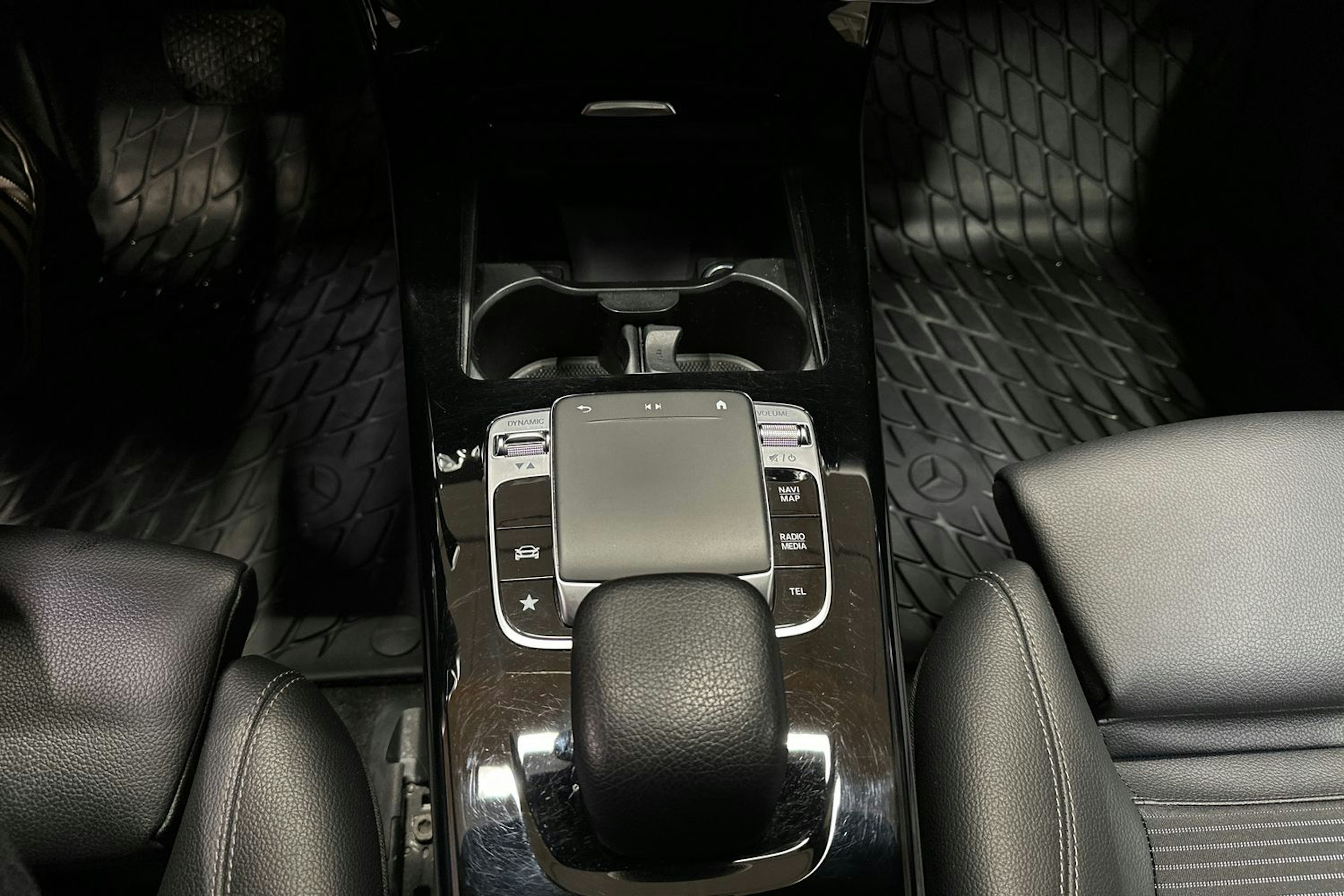 harmaa Mercedes-Benz A 2019 kuva 22.