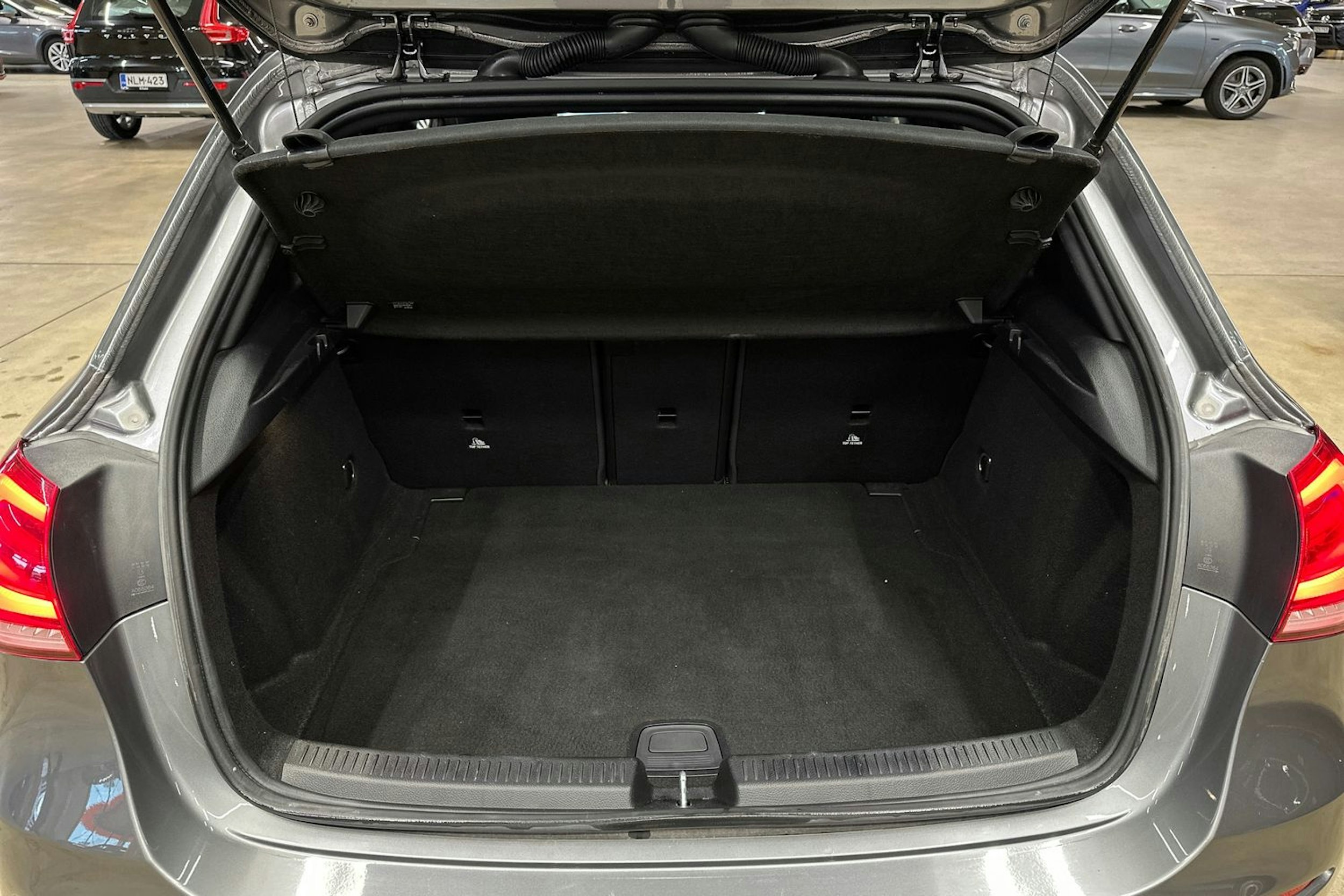 harmaa Mercedes-Benz A 2019 kuva 29.