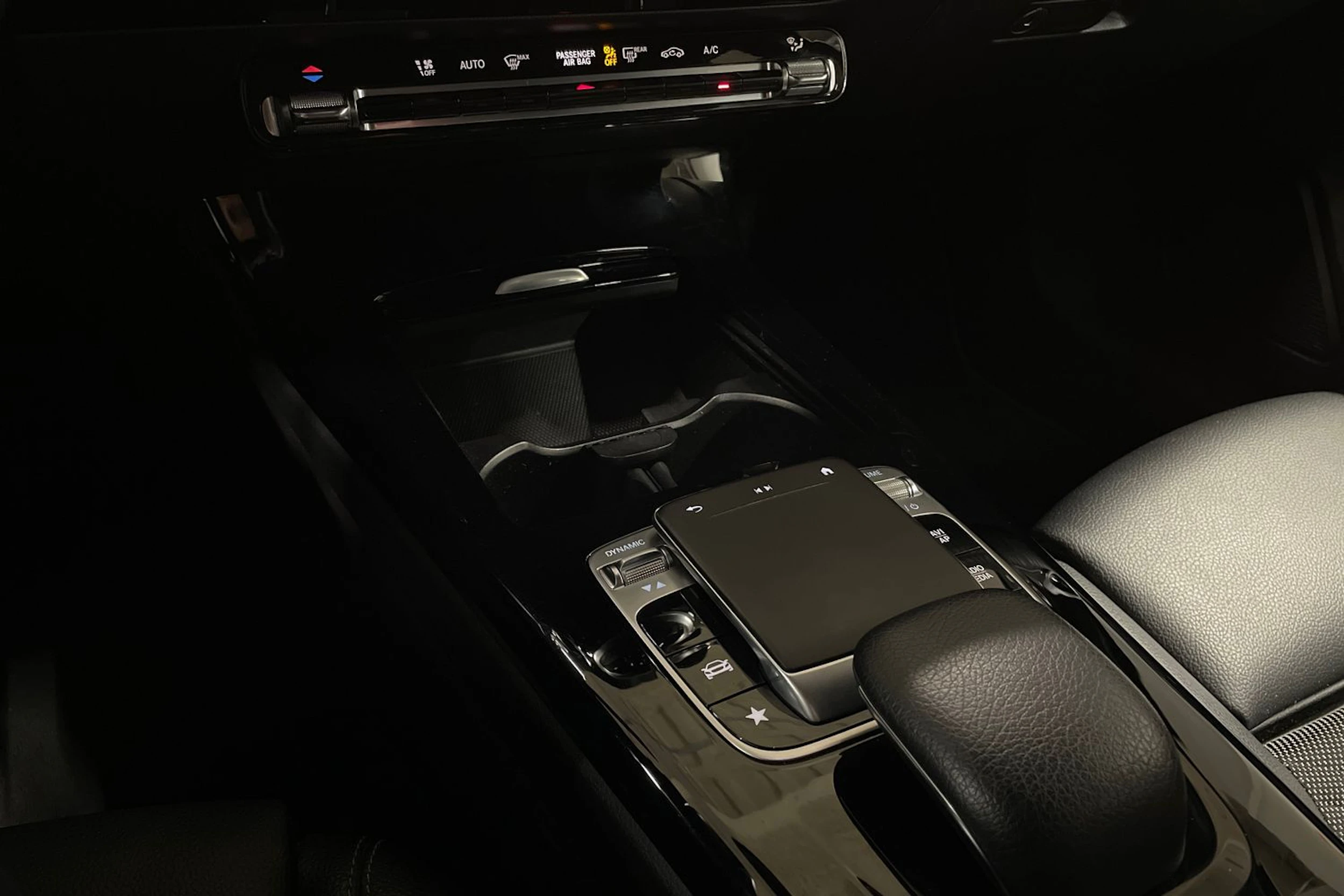 sininen Mercedes-Benz A 2019 kuva 19.