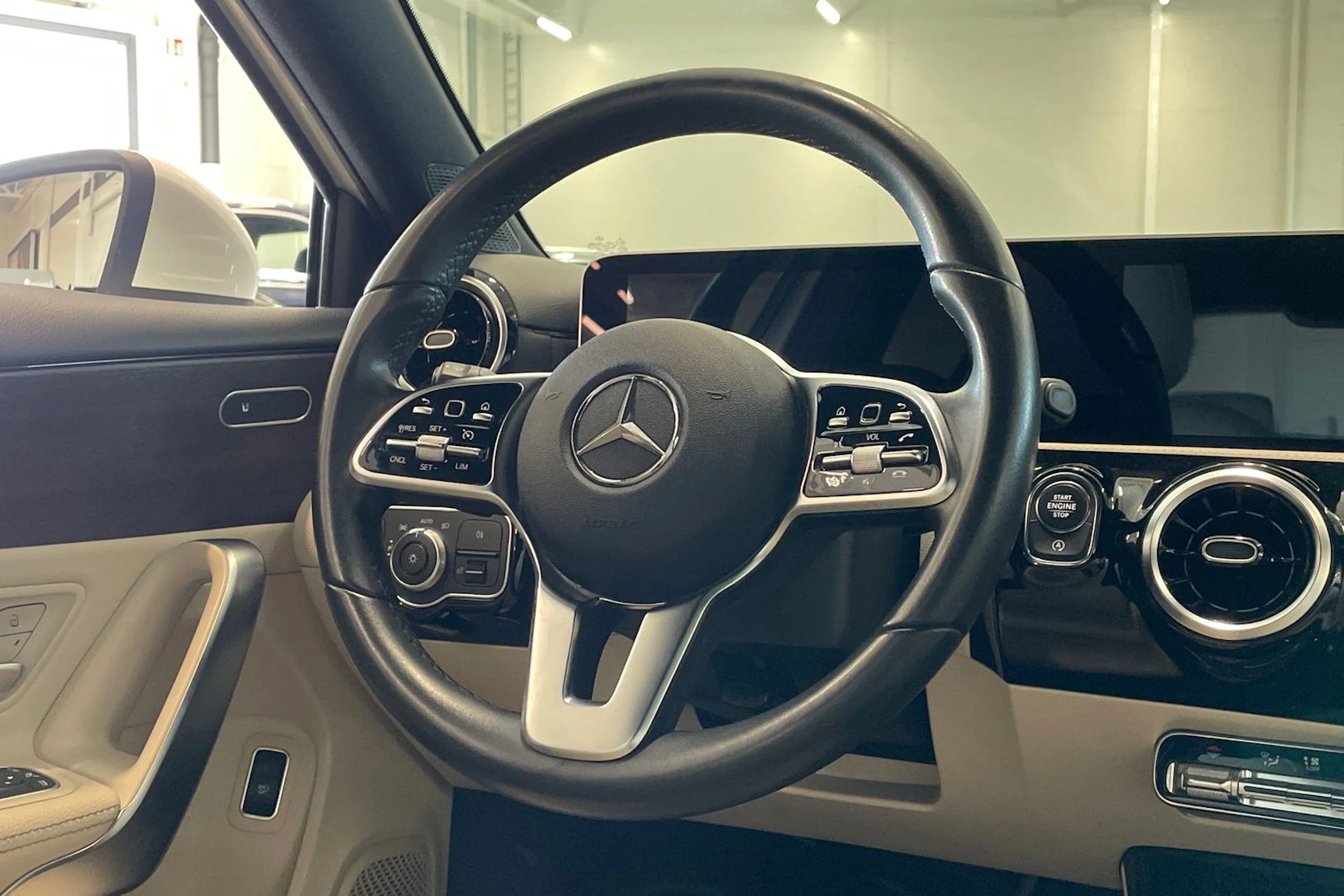 valkoinen Mercedes-Benz A 2019 kuva 12.