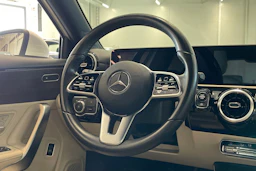 valkoinen Mercedes-Benz A 2019 kuva 12.