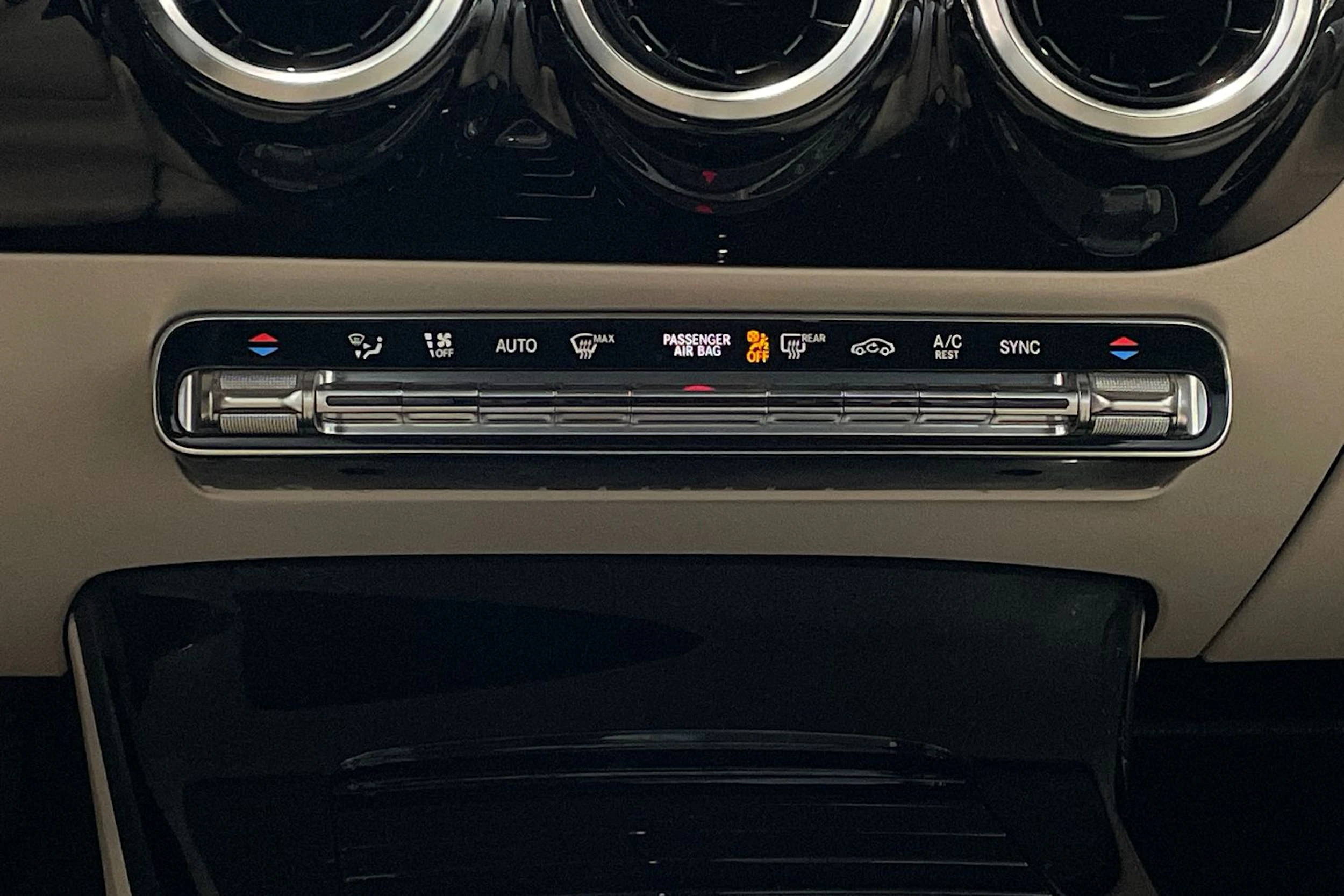 valkoinen Mercedes-Benz A 2019 kuva 20.